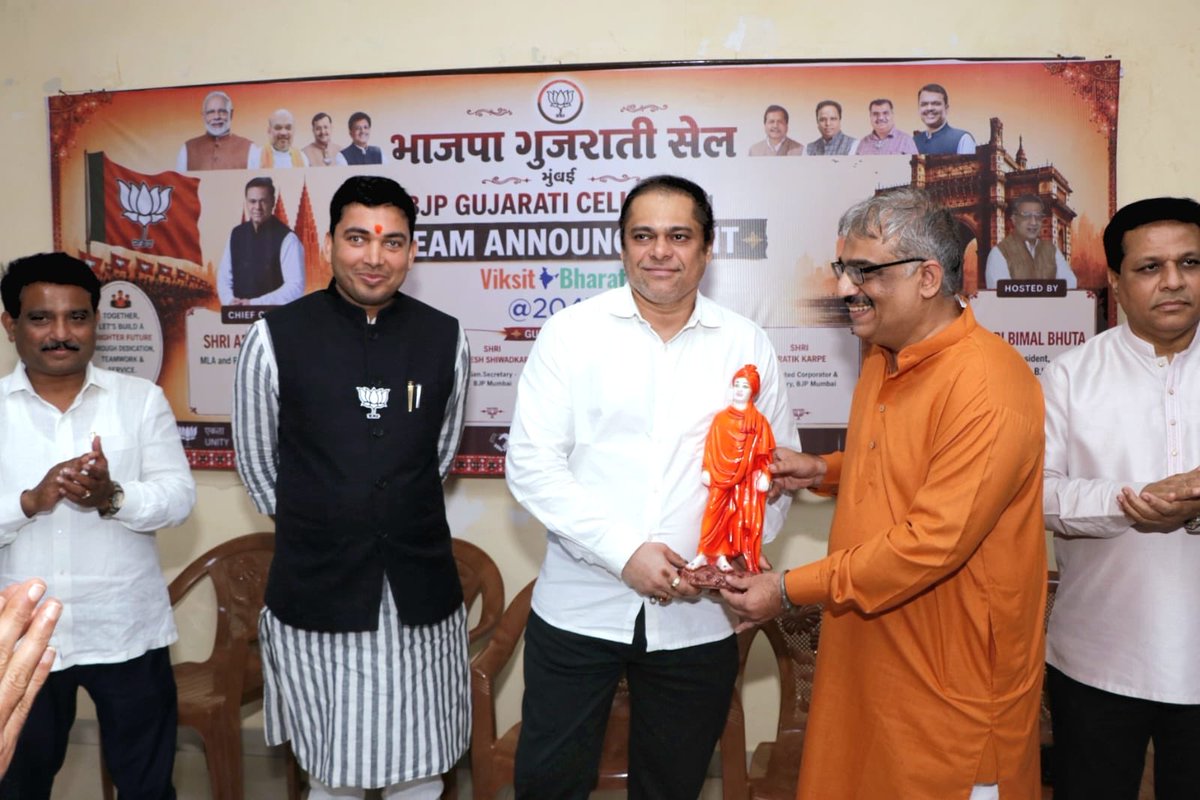 pawantripathi_'s tweet photo. 📍वसंत स्मृती, दादर 

भाजपा मुंबई गुजराती सेलच्या नवनियुक्त कार्यकारिणी व पदाधिकाऱ्यांच्या घोषणा सोहळ्यास मुंबई भाजपा अध्यक्ष श्री. अमीत साटम जी यांच्या समवेत उपस्थित राहिलो.

नव्या जबाबदाऱ्या स्वीकारणाऱ्या सर्व पदाधिकाऱ्यांचे मनःपूर्वक अभिनंदन करत त्यांच्या उज्ज्वल व यशस्वी कार्यकाळासाठी शुभेच्छा दिल्या.

या प्रसंगी भाजपा मुंबई सरचिटणीस  श्री. राजेश शिरवडकर जी, श्रीमती श्वेता परुळकर जी, श्री. विनोद शेलार जी, गुजराती सेलचे अध्यक्ष श्री. बिमल भुता जी, भाजपा मुंबई सचिव श्री. प्रतीक कर्पे जी तसेच इतर मान्यवर उपस्थित होते.

@RaviDadaChavan @AmeetSatam @Rajesh_Shirwadk @shwetaparulkar9 @BJPVinodShelar @BimalBhuta @CAPratikKarpe @BJP4India @BJP4Maharashtra @BJP4Mumbai 

#BJP4Maharashtra
#BJP4Mumbai #GujaratiCell