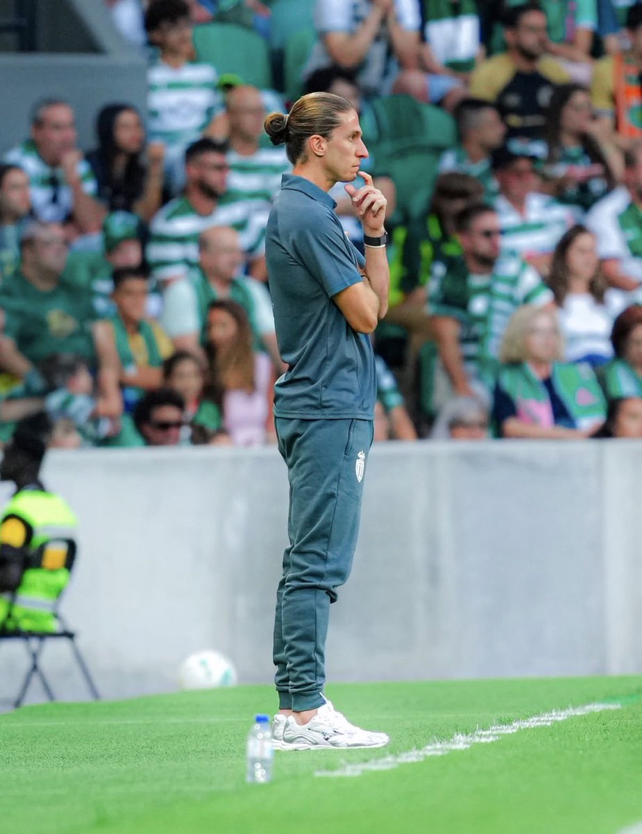 LigASM_'s tweet photo. 🚨 Selon nos informations, Filipe Luis s’est directement excusé auprès de certains joueurs pour les aligner à des postes qui ne sont pas les leurs et leur demander d’évoluer à l’opposé de ce qu’ils travaillent à l’entraînement.

Faute de solutions dans son effectif, le technicien brésilien se retrouve dans une impasse. Les choix tactiques opérés lors des matchs de préparation sont contraires à ce qu’il souhaite mettre en place au cours de la saison.

Parmi les joueurs avec lesquels le coach s’est entretenu figure Mamadou Coulibaly, repositionné dans un rôle d’ailier droit.