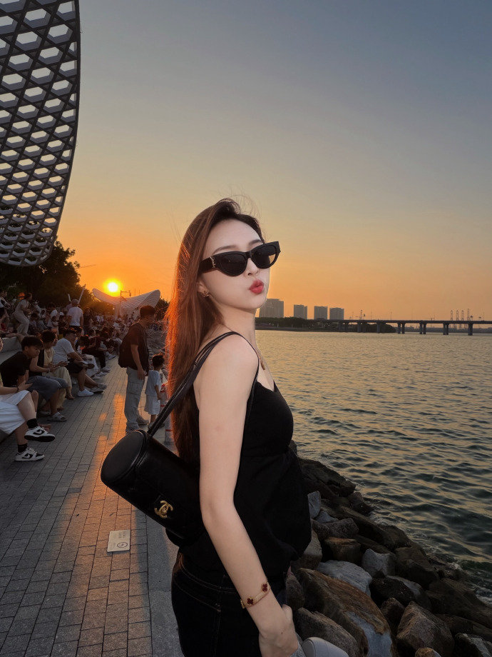 LeyreDieciseis's tweet photo. 夕阳下的我会是你喜欢的类型吗 https://t.co/tu3LzweEs5