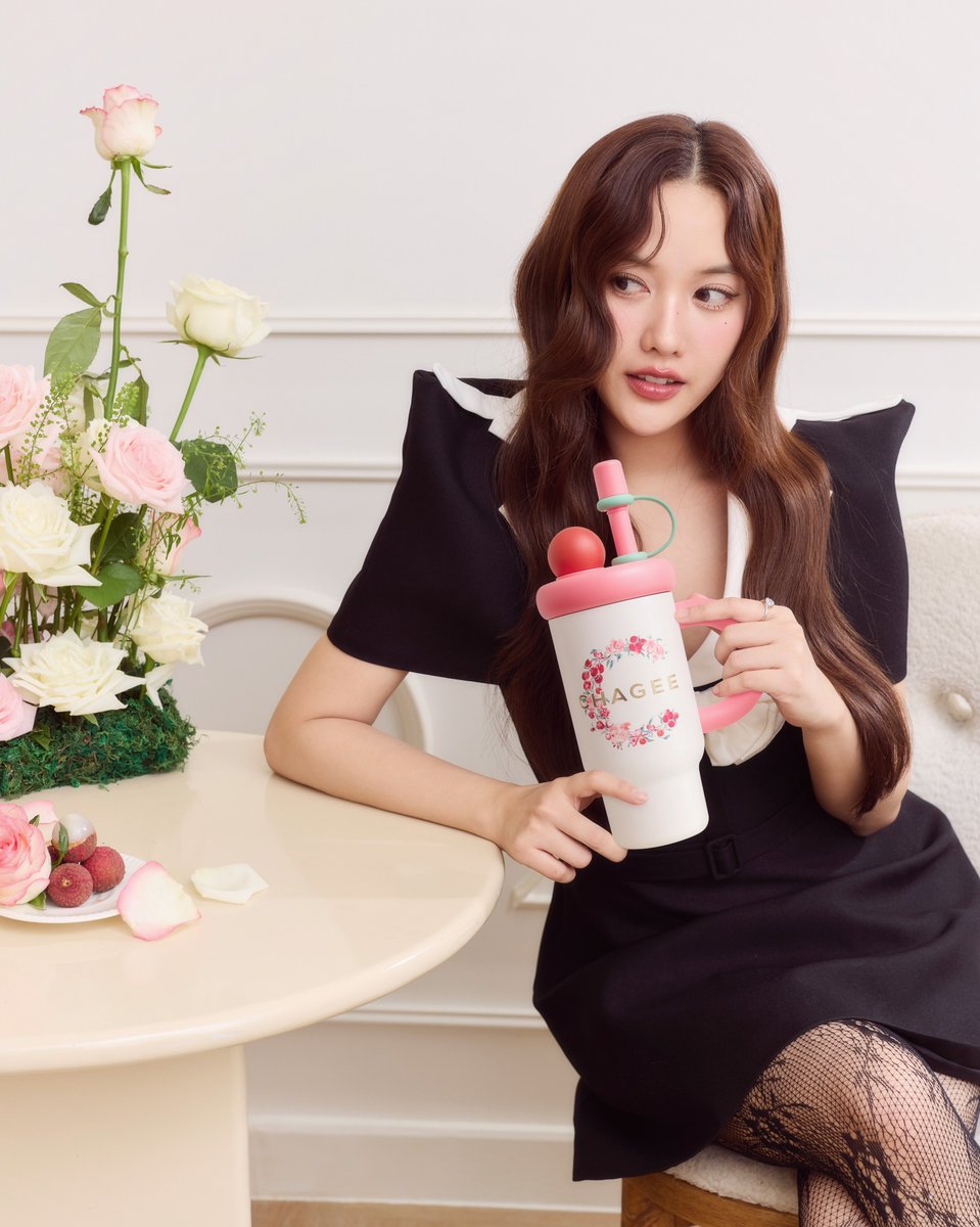freenfanclub_'s tweet photo. 📷 𝗜𝗚: srchafreen 

“Found my perfect harmony in every sip 🌹🍵 @ https://t.co/CK9Hw6GEMs

วันนี้ฟรีนมากับ Lychee Rose Black Tea Series เมนูใหม่จาก CHAGEE ที่นำชาดำพรีเมียมรสชาติเข้มข้น นุ่มลึก มาจับคู่กับความหอมละมุนของลิ้นจี่ และกลิ่นหอมของกุหลาบได้อย่างลงตัวและมีมิติมาก อยากให้ทุกคนได้ไปลอง

อย่าลืมไปร่วมกิจกรรมกับทาง CHAGEE แล้วมาเจอกับฟรีนกันน้า 💖

📍รีบไปลองกันได้ที่ CHAGEE ทุกสาขาค่า”

#CHAGEEFlavourInHarmony #CHAGEELycheeRoseBlackTea #CHAGEETH #CHAGEETOGETHER
#srchafreen