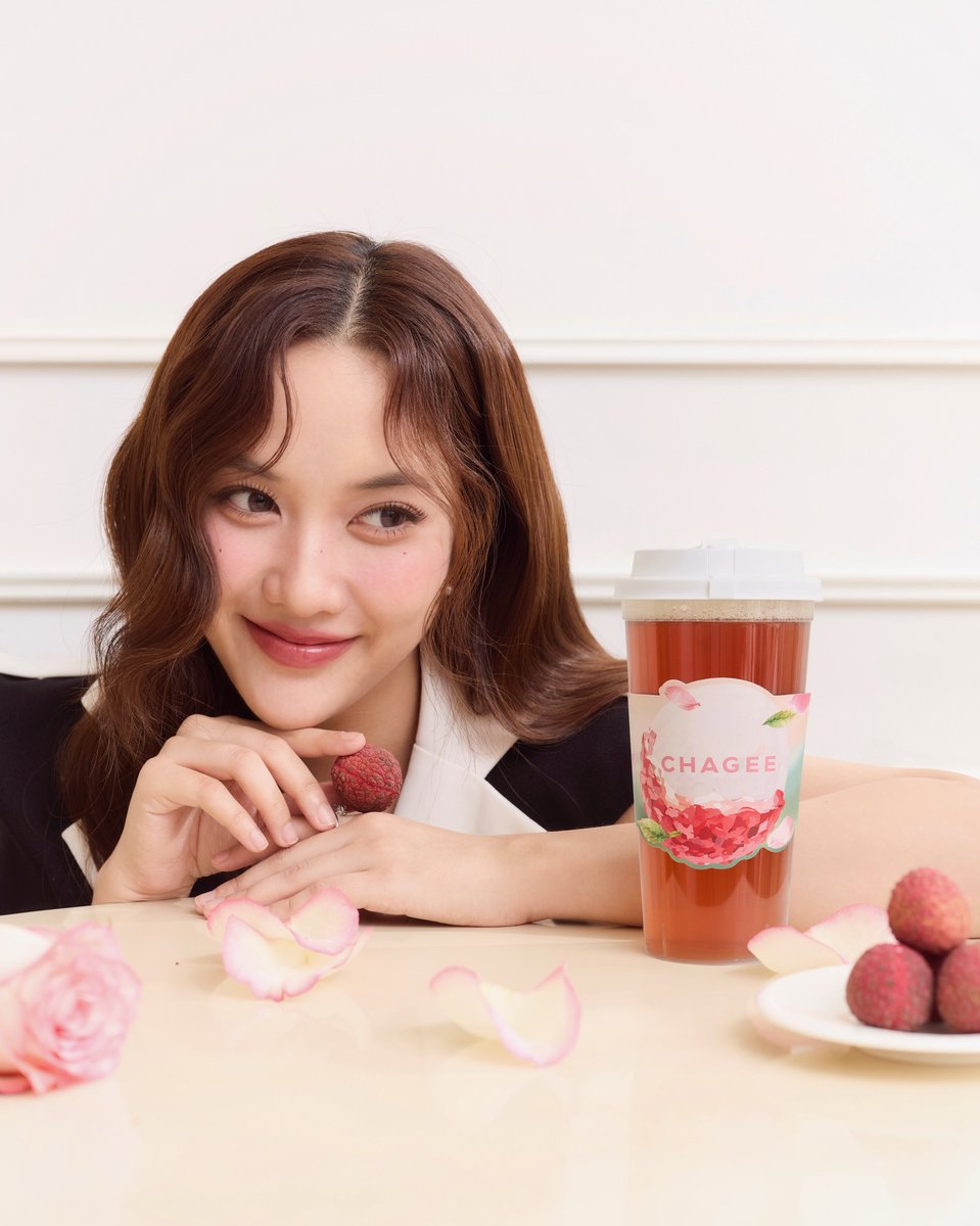freenfanclub_'s tweet photo. 📷 𝗜𝗚: srchafreen 

“Found my perfect harmony in every sip 🌹🍵 @ https://t.co/CK9Hw6GEMs

วันนี้ฟรีนมากับ Lychee Rose Black Tea Series เมนูใหม่จาก CHAGEE ที่นำชาดำพรีเมียมรสชาติเข้มข้น นุ่มลึก มาจับคู่กับความหอมละมุนของลิ้นจี่ และกลิ่นหอมของกุหลาบได้อย่างลงตัวและมีมิติมาก อยากให้ทุกคนได้ไปลอง

อย่าลืมไปร่วมกิจกรรมกับทาง CHAGEE แล้วมาเจอกับฟรีนกันน้า 💖

📍รีบไปลองกันได้ที่ CHAGEE ทุกสาขาค่า”

#CHAGEEFlavourInHarmony #CHAGEELycheeRoseBlackTea #CHAGEETH #CHAGEETOGETHER
#srchafreen