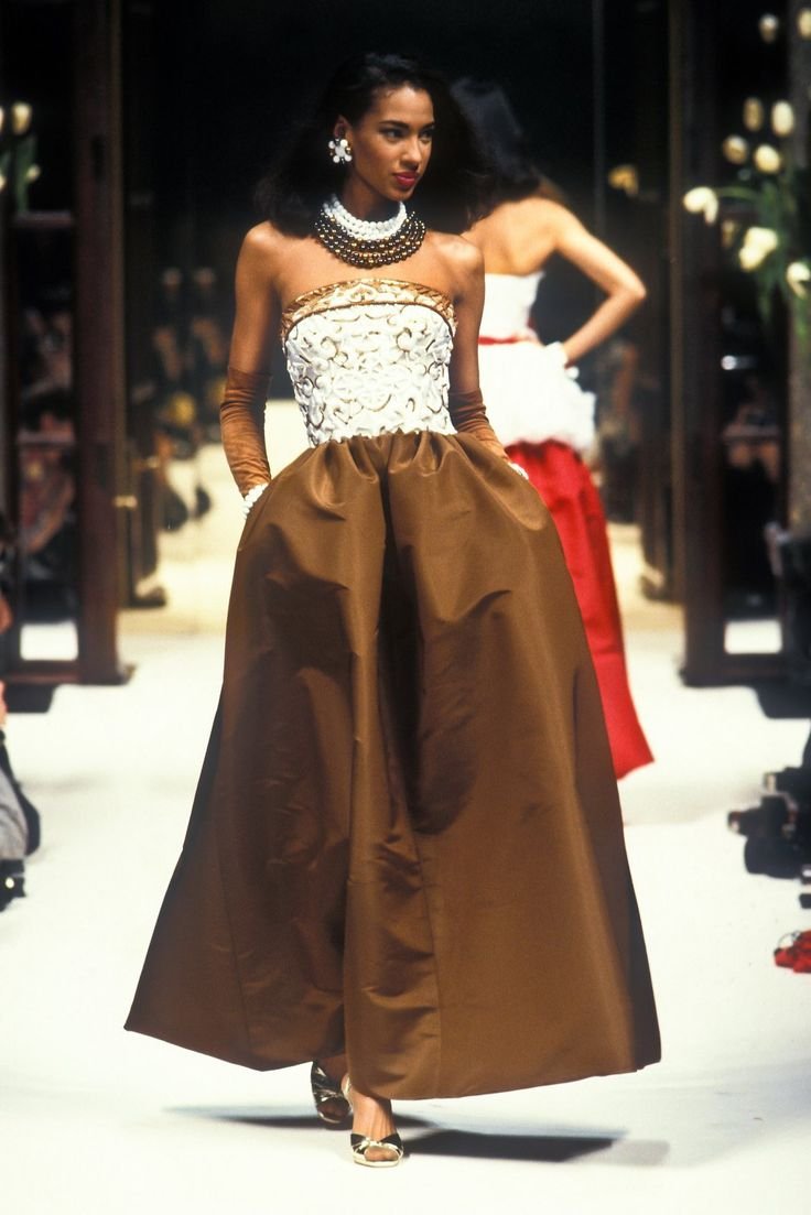 ___chitrogolpo's tweet photo. Givenchy SS '92 Couture https://t.co/bIXd7PlOk8