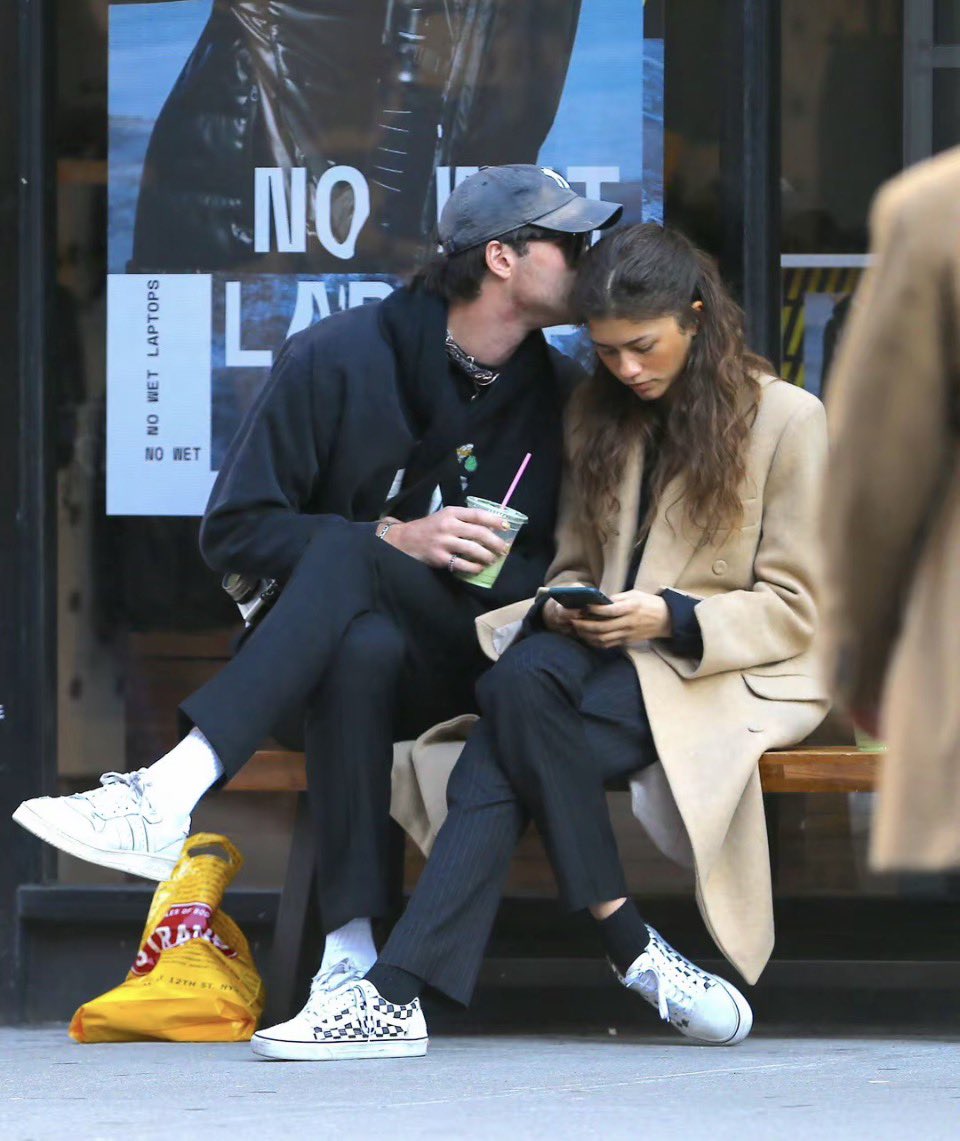 Renn_on_twtt's tweet photo. Zendaya with Jacob Elordi 🤝🏽
Zendaya with Tom Holland 🤝🏽

Be honest… which duo had more chemistry? 👀

One looked like a movie. The other became real. ❤️ https://t.co/zeteIKtnVJ