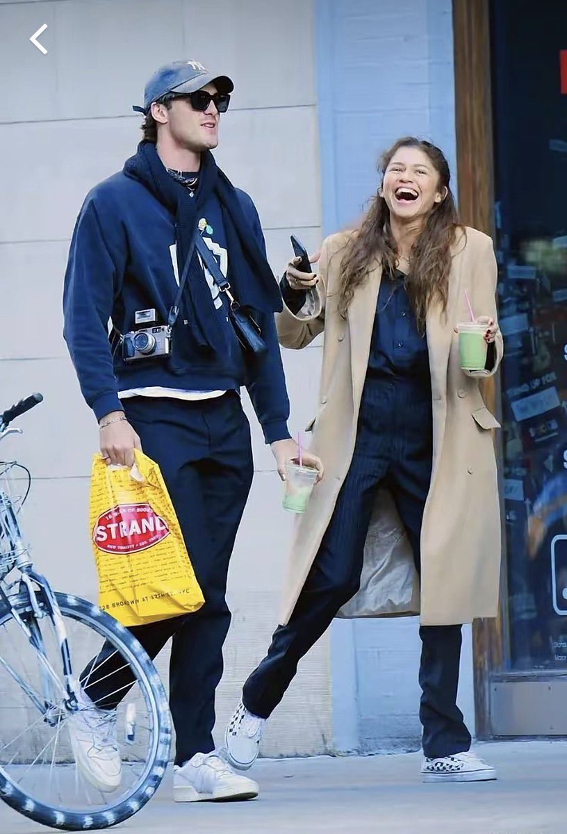Renn_on_twtt's tweet photo. Zendaya with Jacob Elordi 🤝🏽
Zendaya with Tom Holland 🤝🏽

Be honest… which duo had more chemistry? 👀

One looked like a movie. The other became real. ❤️ https://t.co/zeteIKtnVJ