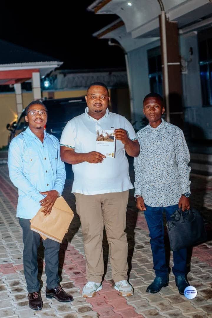 MichaelAchoc's tweet photo. 💡☑️🇨🇩

C'est avec un profond respect que nous avons été reçus par l'Honorable Fontaine Mangala.

Cette rencontre a été l'occasion de présenter l'ouvrage Sans Masque, dont l'auteur est Melvi, ainsi que la vision et les actions de la structure Jeunes Lumineux.
@FontaineMangala https://t.co/bD7ZYn5sk5