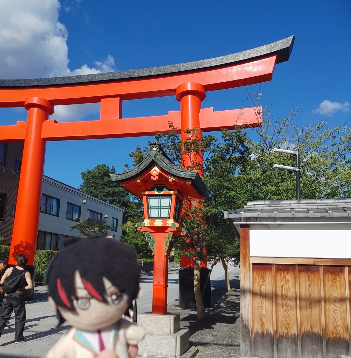 corocoro3602's tweet photo. 昨日は伏見稲荷大社に行ってきたよ！
足が！ガクガク！！！！！
時間が遅くてお守りを手に入れることが出来なかったのが心残り…
🌀やばいけどギリギリ帰宅出来ました⸜🙌🏻⸝‍ https://t.co/faNQq5Go3R