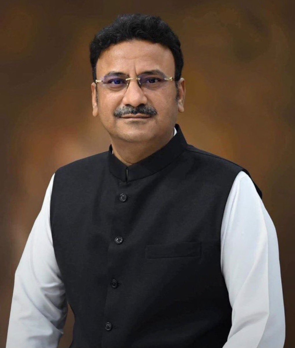 PPP_Org's tweet photo. مفتاح اسماعیل کے بیان پر رہنما پاکستان پیپلزپارٹی و وزیرِ داخلہ و قانون سندھ ضیاء الحسن لنجار کا ردِعمل

مفتاح اسماعیل کی جانب سے صدرِ مملکت آصف علی زرداری پر سندھ پولیس کی بھرتیوں سے متعلق عائد کیے گئے الزامات کو سختی سے مسترد کرتے ہیں، ضیاء الحسن لنجار

صدر آصف علی زرداری پوری وفاقی اکائیوں کی نمائندہ شخصیت ہیں اور پاکستان پیپلز پارٹی ملک کی حقیقی وفاقی جماعت ہے، وزیرِ داخلہ سندھ

پاکستان پیپلز پارٹی میں سندھ سمیت ملک کی تمام اکائیوں اور ہر زبان بولنے والے شہریوں کی نمائندگی موجود ہے، ضیاء الحسن لنجار

صدر آصف علی زرداری کو کسی ایک صوبے، زبان یا قومیت تک محدود کرنا حقائق کے منافی اور قومی یکجہتی کے خلاف ہے، وزیرِ داخلہ سندھ

سندھ بھر، بالخصوص کراچی میں تمام سرکاری بھرتیاں مقررہ قوانین، کوٹہ پالیسی اور میرٹ کے مطابق کی جاتی ہیں، ضیاء الحسن لنجار

سندھ پولیس ایک پیشہ ور، غیر جانبدار اور میرٹ پر قائم ادارہ ہے، جہاں تمام زبانیں بولنے والے افسران اور اہلکار خدمات انجام دے رہے ہیں، وزیرِ داخلہ سندھ

سندھ حکومت شہریوں کے درمیان زبان، نسل، علاقے یا برادری کی بنیاد پر کسی بھی قسم کے امتیاز پر یقین نہیں رکھتی، ضیاء الحسن لنجار

کراچی سندھ کا دارالحکومت، پاکستان کا معاشی مرکز اور تمام برادریوں کا مشترکہ شہر ہے، وزیرِ داخلہ سندھ

مفتاح اسماعیل ایک ذمہ دار سیاسی رہنما ہونے کے ناطے بے بنیاد الزامات اور لسانی تقسیم کو ہوا دینے والے بیانات سے گریز کریں، ضیاء الحسن لنجار

سندھ کے عوام ماضی میں بھی نفرت، تعصب اور تقسیم کی سیاست کو مسترد کر چکے ہیں اور آئندہ بھی ایسی کوششوں کو کامیاب نہیں ہونے دیں گے، وزیرِ داخلہ سندھ

اگر مفتاح اسماعیل کے پاس کسی مخصوص بھرتی سے متعلق شواہد موجود ہیں تو وہ متعلقہ قانونی اور انتظامی فورم پر پیش کریں، عمومی الزام تراشی سیاسی ذمہ داری کے منافی ہے، ضیاء الحسن لنجار

پاکستان پیپلز پارٹی کی سیاست قومی یکجہتی، بین الصوبائی ہم آہنگی اور تمام شہریوں کو بلاامتیاز مساوی مواقع فراہم کرنے پر یقین رکھتی ہے، وزیرِ داخلہ سندھ

مفتاح اسماعیل اپنے حقائق کے منافی اور غیر ذمہ دارانہ بیان کی وضاحت کریں اور اسے واپس لیں، ضیاء الحسن
