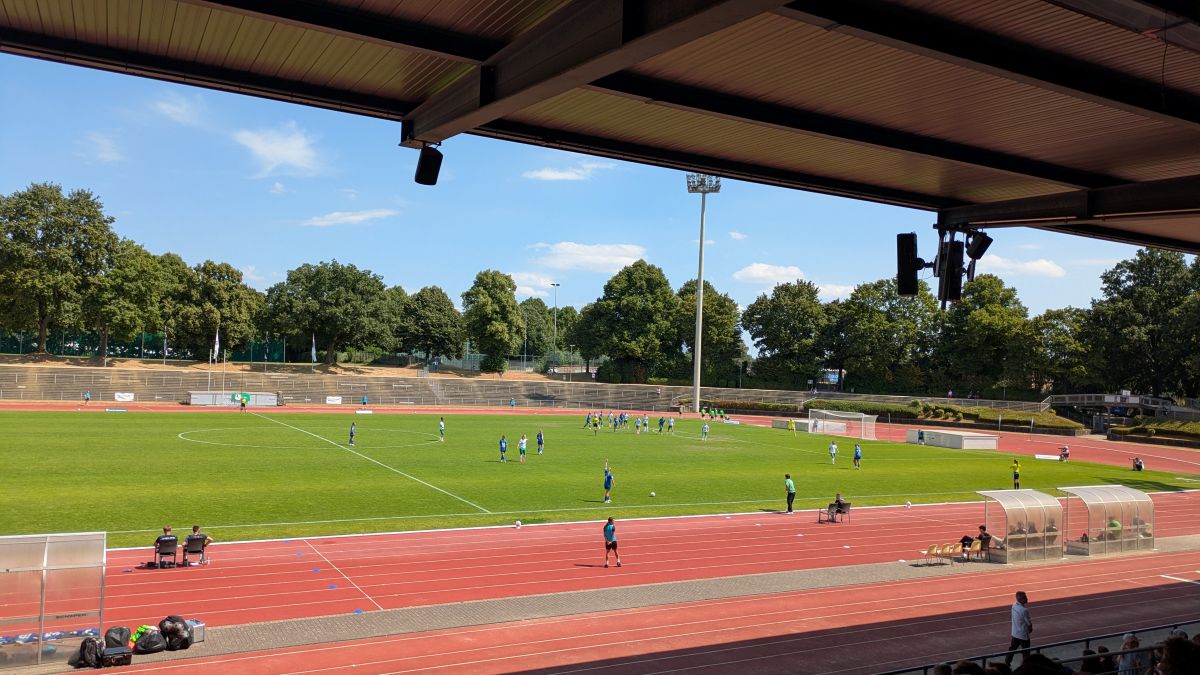 kaigaielf's tweet photo. Borussia Mönchengladbach Frauen 1 - 2 FC Carl Zeiss Jena Frauen
🏟️: Grenzlandstadion 🇩🇪
🏆: 2. Frauen-Bundesliga (女子2部)
👥: 304人

座れて、屋根もあって、カリーヴルスト&amp;フライドポテト(€7.50) も美味しくて、快適に観戦🪑🍟⚽️🥰 https://t.co/FlSKPpq246