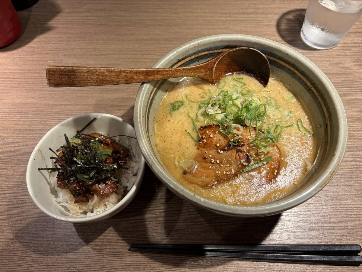 Colorfuljam1118's tweet photo. こってり塩！ミニチャーシュー丼！
美味しかったです！ https://t.co/F4ikDad4LQ