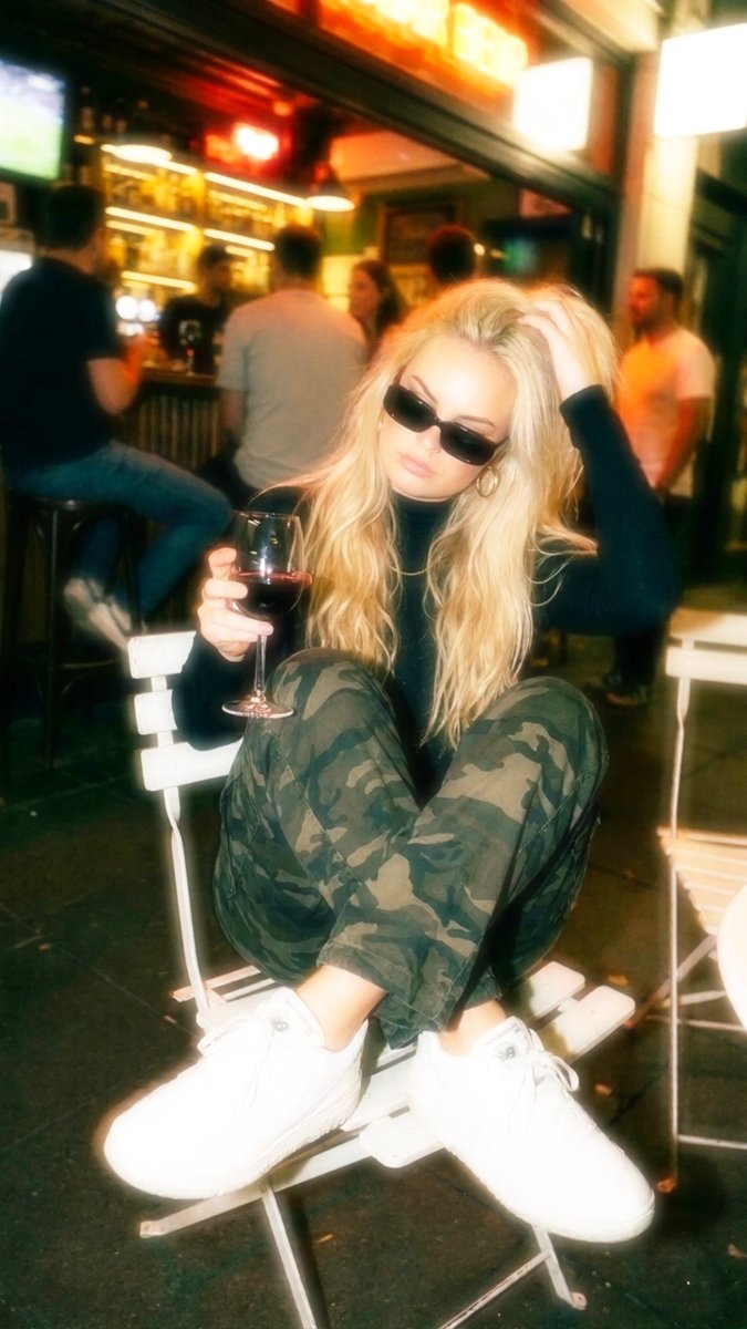 avrilamaka's tweet photo. Happy blursday 🍷 https://t.co/PSxmNaVGjB