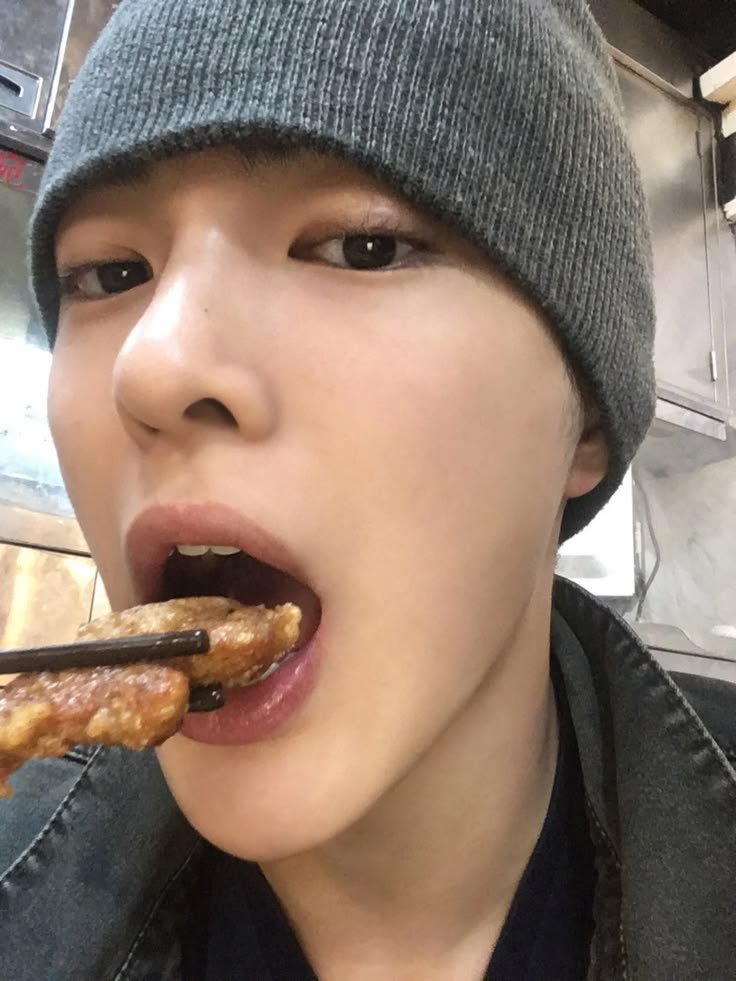 depuarture's tweet photo. akhirnya bisa makan dengan nyaman dan tenang setelah mandi dan minum obat maag; btw ini lagi mode mukbang karena masih tanggal muda https://t.co/hyw1hovgff