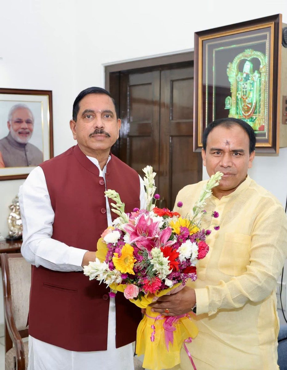OfficialHnbgu's tweet photo. गढ़वाल केंद्रीय विश्वविद्यालय के HEFA परियोजना पर केंद्रीय शिक्षा मंत्री से हुई चर्चा, कुलपति ने कैबिनेट मंत्री डॉ. धन सिंह रावत का जताया आभार

नई दिल्ली में उत्तराखंड के कैबिनेट मंत्री एवं उच्च शिक्षा मंत्री डॉ. धन सिंह रावत ने केंद्रीय शिक्षा मंत्री श्री प्रहलाद जोशी से शिष्टाचार भेंट कर उत्तराखंड में उच्च शिक्षा के विकास से जुड़े विभिन्न महत्वपूर्ण विषयों पर विस्तृत चर्चा की। इस दौरान हेमवती नंदन बहुगुणा गढ़वाल केंद्रीय विश्वविद्यालय, श्रीनगर में HEFA के अंतर्गत लगभग ₹459.095 करोड़ की लागत से शैक्षणिक एवं अनुसंधान अवसंरचना को सुदृढ़ करने की महत्वाकांक्षी परियोजना पर भी विस्तार से विचार-विमर्श किया गया।

इस अवसर पर हेमवती नंदन बहुगुणा गढ़वाल केंद्रीय विश्वविद्यालय के कुलपति प्रो. श्री प्रकाश सिंह ने विश्वविद्यालय की ओर से कैबिनेट मंत्री डॉ. धन सिंह रावत का हार्दिक आभार व्यक्त करते हुए कहा कि विश्वविद्यालय के विकास से जुड़े महत्वपूर्ण विषयों को केंद्रीय स्तर पर प्रभावी ढंग से उठाने और HEFA परियोजना को आगे बढ़ाने के लिए उनका सतत सहयोग अत्यंत सराहनीय है। कुलपति ने विश्वास व्यक्त किया कि केंद्रीय शिक्षा मंत्रालय के सहयोग एवं राज्य सरकार के सकारात्मक प्रयासों से यह परियोजना शीघ्र मूर्त रूप लेगी, जिससे विश्वविद्यालय राष्ट्रीय स्तर पर शिक्षण, अनुसंधान और नवाचार के क्षेत्र में नई ऊँचाइयों को प्राप्त करेगा।
@spsinghdu
#HEFA #HigherEducation #MinistryOfEducation #EduMinOfIndia #PMOIndia #DharmendraPradhan #ViksitBharat2047 #NewIndia #NationalEducation #NEP2020 #ResearchAndInnovation #AcademicExcellence #InfrastructureDevelopment #CentralUniversity #HNBGU #GarhwalUniversity #Uttarakhand #HigherEducationIndia #CampusDevelopment #FutureReadyCampus #EducationForAll #AtmanirbharBharat #DigitalEducation #Innovation #UniversityDevelopment