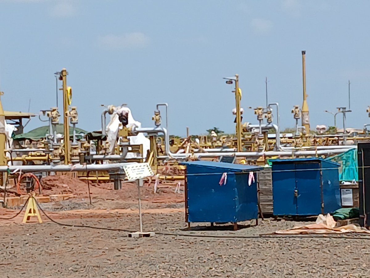 YSsempogo's tweet photo. Jobi-Rii 5 in Nwoya district is one of the sources of crude oil for the Tilenga project. 

According to @PAU_Uganda officials, construction here is close to 90% complete. 

It is one of eight well pads in Nwoya. Tilenga has 420 oil wells. 

#RoadToFirstOil 
#JudiciaryOilVisit https://t.co/67WCTbuSnM