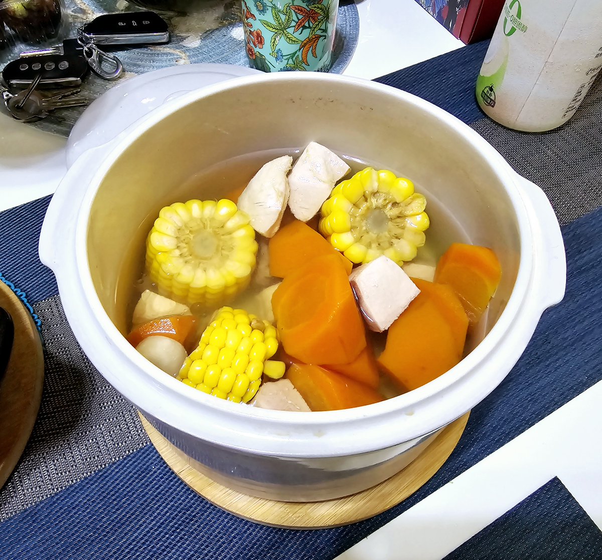 AliceCarllmkhc's tweet photo. Late night bento hits different—warm rice, grilled salmon, and that sweet miso soup, perfect for chasing away the chill after a long day. https://t.co/n8jeMzn6zY