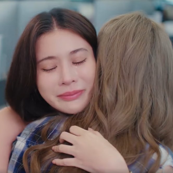 dunkwanjai's tweet photo. and Aokbab has an amazing girlfriend because seeing your girlfriend's ex publicly apologizing on live for everyone to see?? not everyone would like that and would prolly just get jealous. but Rin extended her hand to Aokbab and held her close, providing her comfort
#LoveDesign https://t.co/Du8cDBpM0N