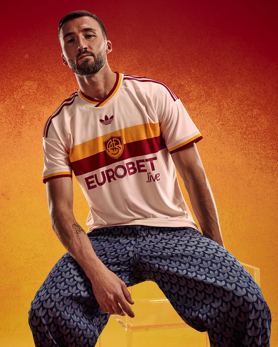 footsoccerpro's tweet photo. L'AS Roma dégaine son nouveau maillot extérieur 2026 2027 ⚪🟠

Notre note pour ce maillot : 10 /10 💥💥💥

#asroma https://t.co/vW27Q19sFJ