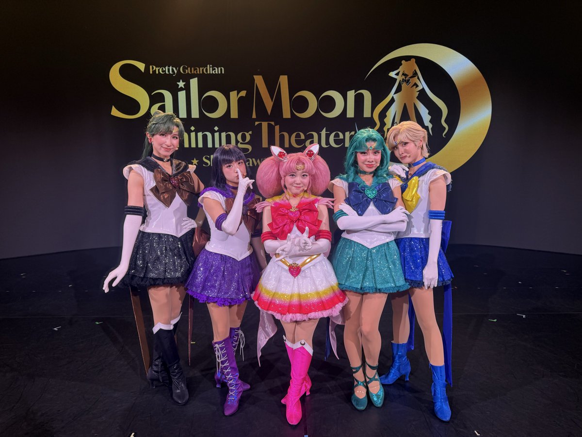 emeldi27's tweet photo. シャイニングシアター2期🌙初参戦
新曲2曲ともダンスカッコ良い😆
全部観たくて目👀が迷子〜🥹
まもちゃんバースデーウィークなんで、ライト青く見えるけど白です
近くで見る戦士達美しいし可愛いしで感動😭
3枚目推しの外部と撮れて浮かれおば居るからsensitive(*ﾟ▽ﾟ)ﾉ https://t.co/LZgU8C8WRt