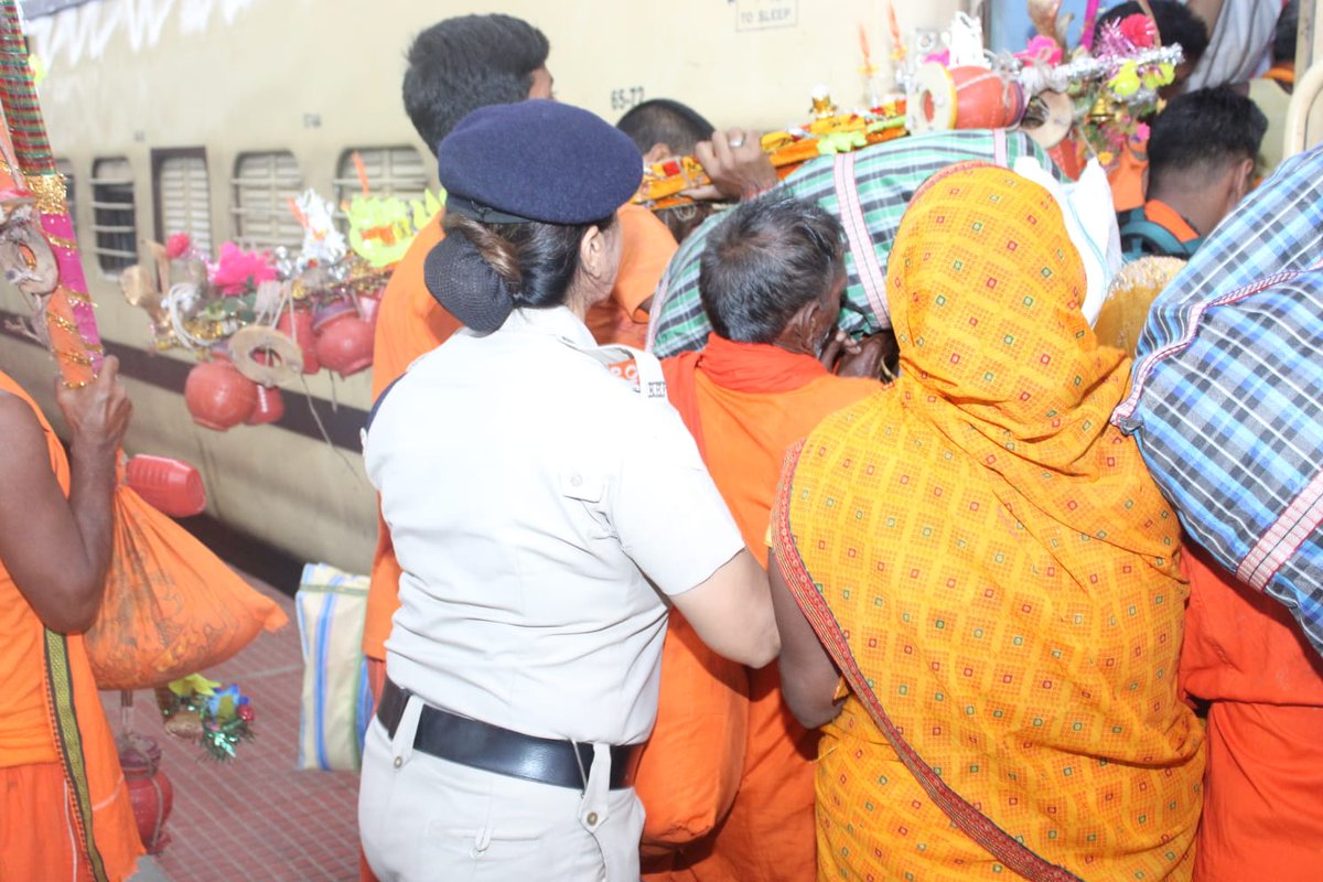 EasternRailway's tweet photo. A helping hand at every step. 🤝🚆
Ensuring the safety and comfort of every devotee, RPF personnel are actively assisting passengers with boarding and deboarding trains at Jasidih during Shravani Mela 2026. Their dedicated presence on the platforms helps facilitate smooth passenger movement, making every journey safer and more convenient.

#ShravaniMela2026 #Jasidih #EasternRailway #RPF