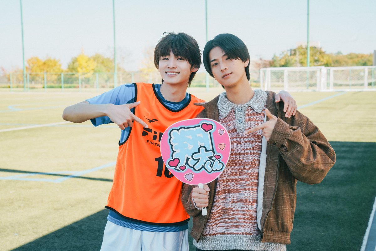 drama_contrast's tweet photo. ✩˖°⌖.꙳✩˖°⌖.꙳✩
#ドラマコントラスト
オフショット📸
✩˖°⌖.꙳✩˖°⌖.꙳✩

翔太と陽の2ショットいただきました！
翔太の応援団扇を添えて…

📺第7話 8月11日(火)24:45~放送📺

** ┈┈┈┈┈┈**
📱#FOD にて完全版全話配信中！
🔗https://t.co/NJuevbCmFI
** ┈┈┈┈┈┈**

#井内悠陽 #阿久根温世
#HAYATO #樫又龍ノ介 
@haruhi_iuchi712
@ICEx_official