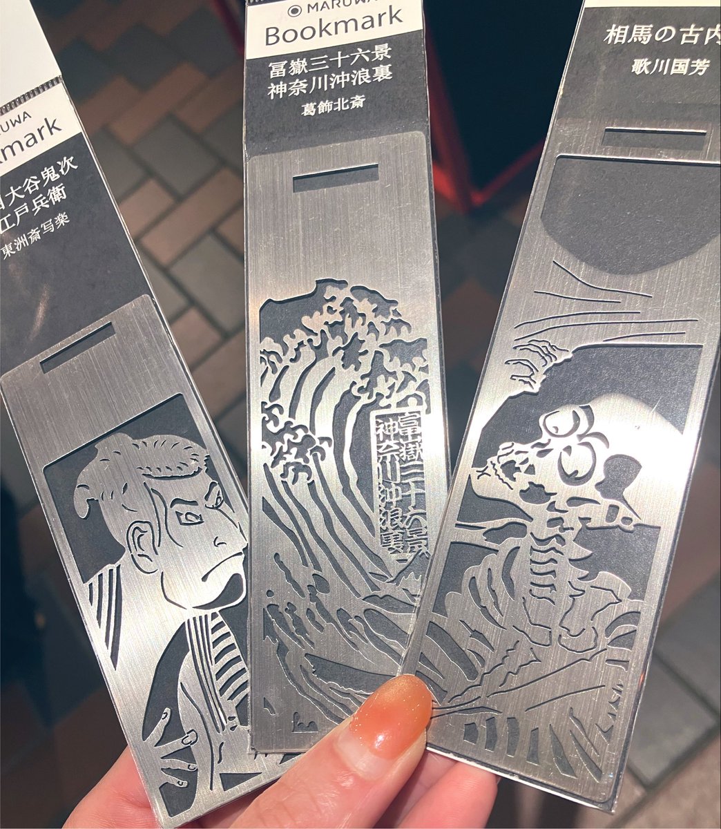tobi_museumshop's tweet photo. 浮世絵がシルバーのプレートに美しく映える、上品なしおり📖✨
落ち着いたデザインで、男女問わずお使いいただけます。
読書好きな方への、ちょっとした贈り物にもおすすめです。
▶️https://t.co/BBylFKyaOi

#写楽 #北斎 #国芳 https://t.co/AIi4uC7lAl