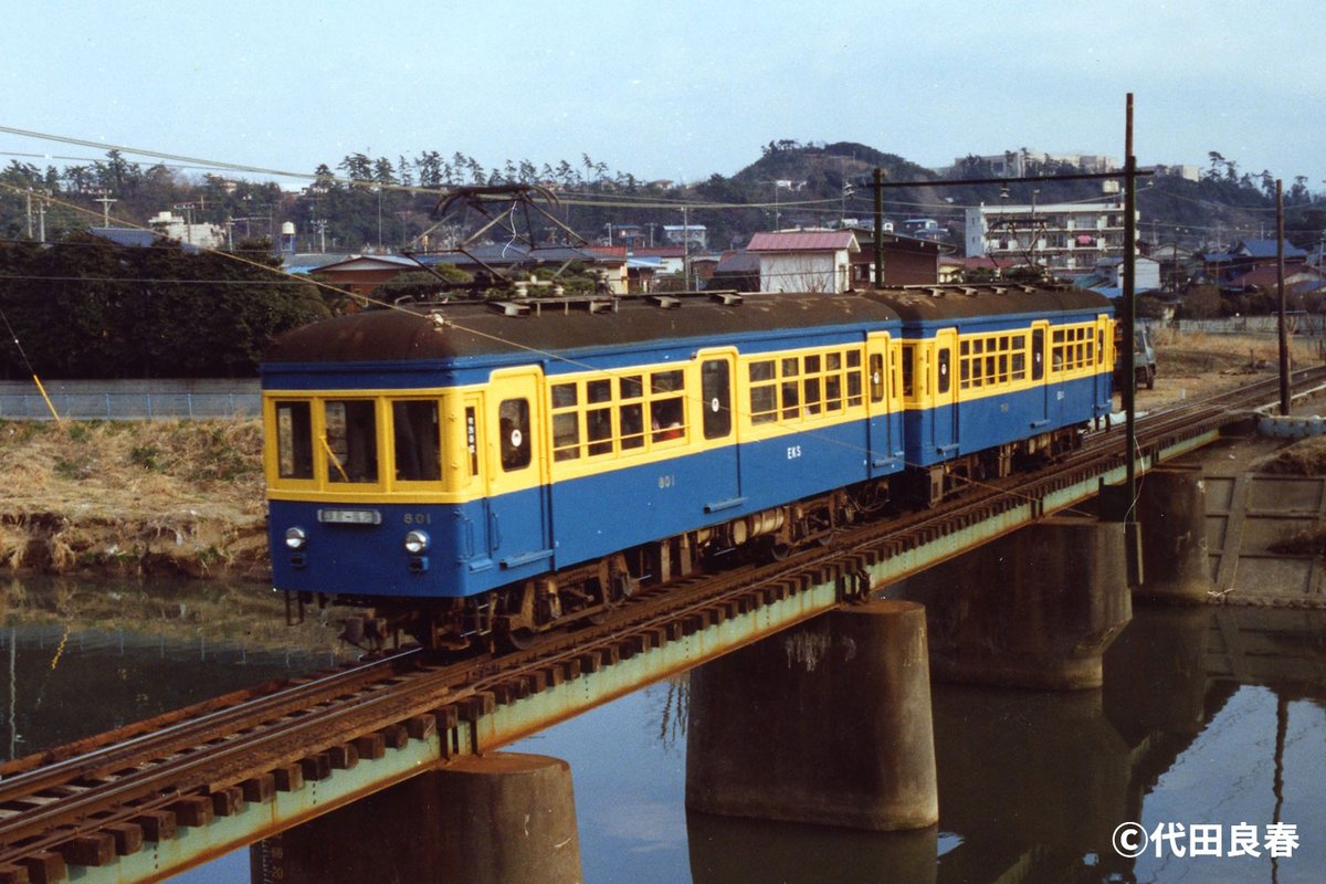 Enoden_official's tweet photo. #江ノ電 800形。
1948年に山梨交通でデビューし、長野県の上田丸子電鉄（現・上田電鉄）を経て1971年に江ノ電へ。

1984年に茶色とクリーム色にお色直しすると、「チョコ電」の愛称で親しまれました🍫

1986年に引退したのち、801号は山梨県南巨摩郡富士川町の公園に保存されています。 https://t.co/eEGq2PcaNn
