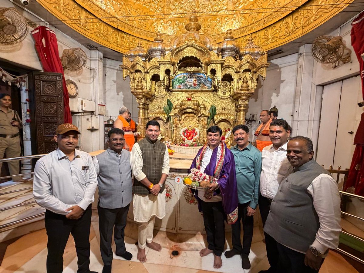 pawantripathi_'s tweet photo. 📍श्री सिद्धिविनायक मंदिर, प्रभादेवी 

श्री सिद्धिविनायक मंदिर के ट्रस्टी श्री सुदर्शन सांगळे जी को जन्मदिन की अनंत शुभकामनाएं। 

भगवान श्री सिद्धिविनायक जी की कृपा सदा बनी रहें। https://t.co/5O105bUTR4
