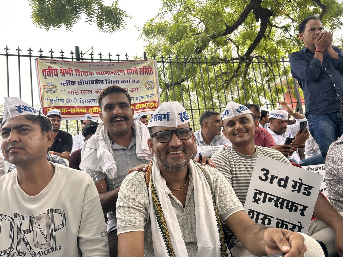 SureshKumarBola's tweet photo. जयपुर, शहीद स्मारक पर तृतीय श्रेणी शिक्षकों का जबरदस्त धरना प्रदर्शन, शिक्षकों के स्थानांतरण की वाजिब मांग को सरकार को तुरंत माननी चाहिए। @RajGovOfficial @BhajanlalBjp @madandilawar 
#तृतीय_श्रेणी_शिक्षक_स्थानांतरण 
#मदन_दिलावर_इस्तीफा_दो https://t.co/ADtoTDdc4I