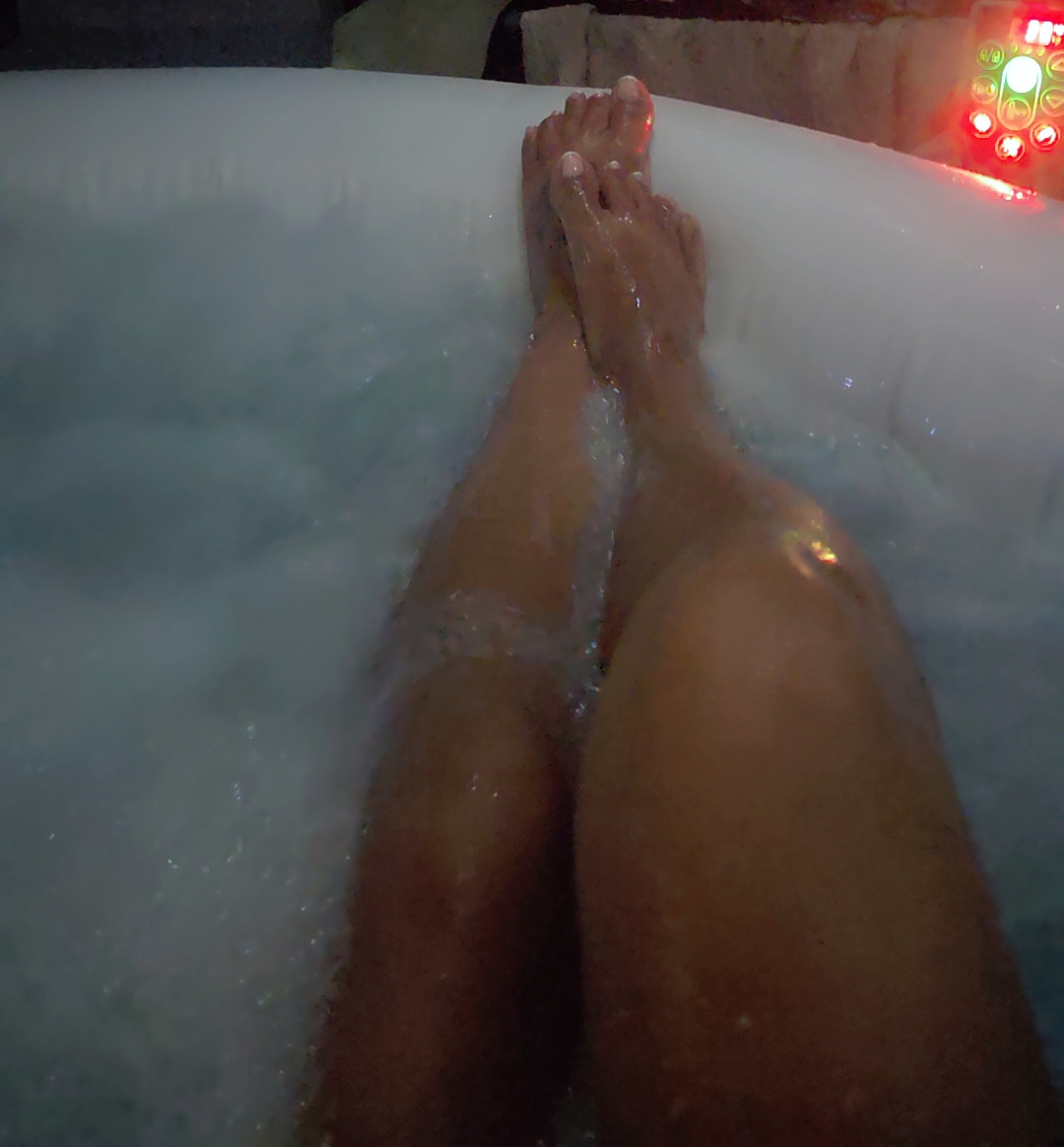 Jada_Rose_Sstss's tweet photo. Little bit of a chill in the Jacuzzi last night... more bubbles anyone?
#feetfetısh #Jacuzzi
#wetfeet #bubblefeet

https://t.co/L1sUVjmR2N https://t.co/fb7j0jK5cL