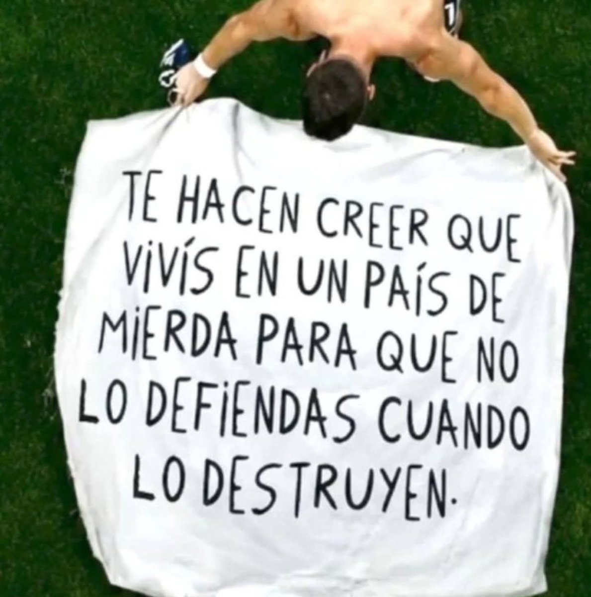 MarileNeumayer's tweet photo. ⭕️ ¿DECRETAZO? Javier Milei analiza la posibilidad de avanzar por decreto con las modificaciones a la Ley de Tierras Rurales (26.737), luego de que el oficialismo se viera obligado a retirar el capítulo más polémico del proyecto que debía tratarse en el Senado. 

👉 En Casa Rosada evalúan utilizar la vía del decreto para habilitar los cambios que no lograron el consenso parlamentario. La reforma busca flexibilizar o eliminar los límites actuales a la compra de tierras por parte de extranjeros, que hoy establecen un tope del 15%, un máximo por nacionalidad y un límite de 1.000 hectáreas por titular en la zona núcleo. 

🤝 En las últimas versiones del dictamen legislativo, el oficialismo había propuesto elevar ese porcentaje al 25%, pero ni siquiera esa fórmula alcanzó el respaldo de los bloques aliados y de varios gobernadores dialoguistas. Ante la falta de votos, Patricia Bullrich, jefa del bloque de La Libertad Avanza, decidió sacar el capítulo del proyecto para intentar asegurar el tratamiento del resto de la iniciativa. 

📄 No sería la primera vez que el Gobierno intenta modificar esta legislación por decreto. En diciembre de 2023, el DNU 70/23 incluyó la derogación de la Ley de Tierras, pero una cautelar judicial lo frenó y el expediente sigue pendiente en la Corte Suprema. 

⚖️ La eventual firma de un nuevo DNU abriría un nuevo frente de judicialización. Mientras tanto, el resto del proyecto de Propiedad Privada —que incluye cambios en desalojos, expropiaciones y la Ley de Manejo del Fuego— permanece en la agenda del Senado, aunque con un panorama de votaciones aún incierto. 

CRONICAPOLITICA