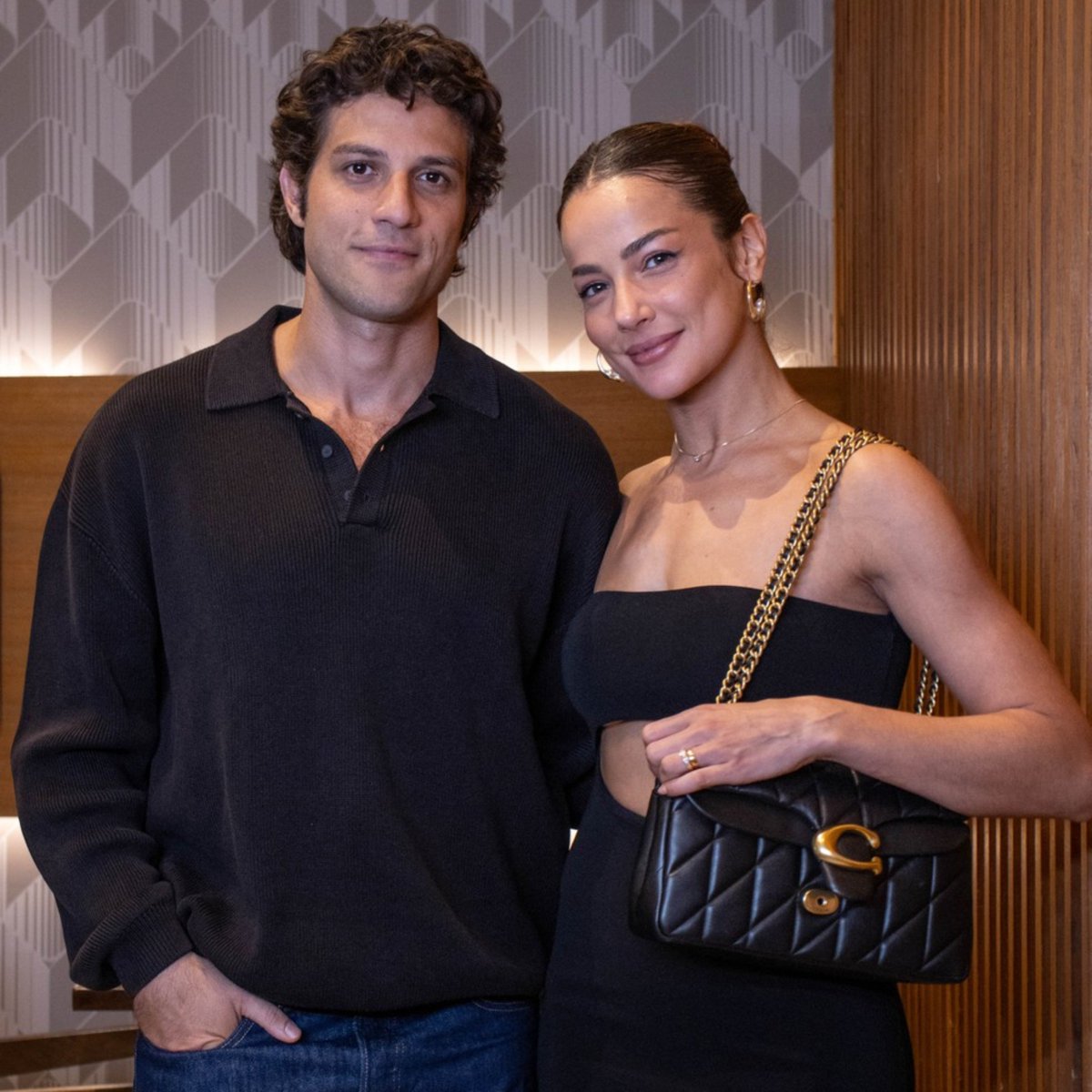 forumeplay's tweet photo. Após passar sua primeira noite com Adriana, Pedro colocará um ponto final em seu casamento com Bruna em #QuemAmaCuida.

O advogado decidirá pedir a separação depois que Adriana revelar que rompeu o noivado há seis anos para protegê-lo das ameaças que sofria na prisão. Desesperada, Bruna tentará salvar a relação negligenciando o próprio tratamento, mas perceberá que não conseguirá impedir o marido de seguir em frente ao lado de seu grande amor.

🗞 Notícias da TV