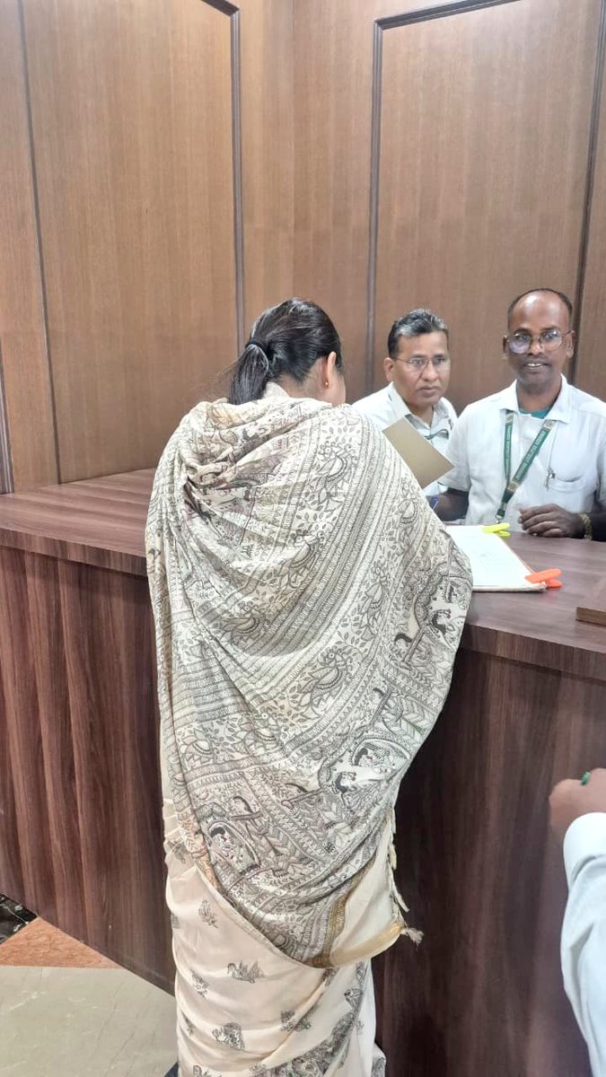 purnimasahubjp's tweet photo. 📍 झारखंड विधानसभा | षष्ठम (मानसून) सत्र

आज से झारखंड विधानसभा का षष्ठम (मानसून) सत्र प्रारंभ हो गया है, जो 6 अगस्त से 12 अगस्त तक आयोजित होगा। सत्र के प्रथम दिन विधानसभा पहुंचकर कार्यवाही में सहभागिता की।

जमशेदपुर पूर्व विधानसभा क्षेत्र की जनता की अपेक्षाओं एवं विश्वास का प्रतिनिधित्व करते हुए सड़क, पेयजल, शिक्षा, स्वास्थ्य, आधारभूत संरचना, पुनर्वास समेत क्षेत्र के विकास एवं जनहित से जुड़े महत्वपूर्ण विषयों को सदन में प्रभावी ढंग से उठाने के लिए शामिल हुई। मेरा सतत प्रयास रहेगा कि जमशेदपुर पूर्व विधानसभा के प्रत्येक नागरिक की आवाज़ विधानसभा तक पहुंचे और क्षेत्र के सर्वांगीण विकास के लिए आवश्यक योजनाओं एवं उनकी मांगों को मजबूती के साथ रखा जाए।

इससे पहले, सत्र के प्रथम दिन नेता प्रतिपक्ष आदरणीय श्री @yourBabulal जी के नेतृत्व में जेपीएससी- जेएसएससी भर्ती प्रक्रियाओं में अनियमितताओं, नियुक्तियों में देरी एवं युवाओं के साथ हो रहे अन्याय के विरोध में "नौकरी के दुश्मन" लिखे मास्क पहनकर कांग्रेस समर्थित हेमंत सोरेन सरकार के खिलाफ लोकतांत्रिक विरोध दर्ज कराई।

#JharkhandVidhansabha #MonsoonSession #JPSC #JSSC 
@BJP4India @NitinNabin
@BJP4Jharkhand @AdityaPdSahu