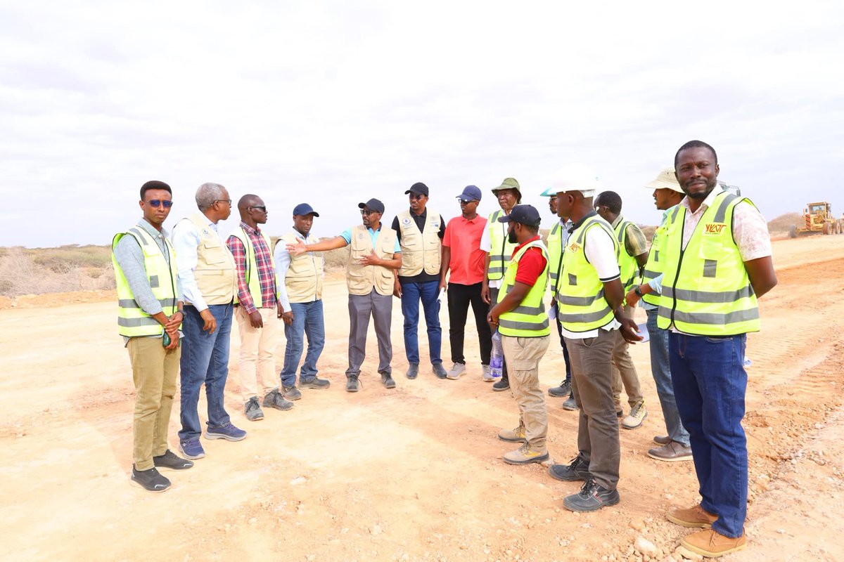 Mpwr_Somalia's tweet photo. The Director General of the Ministry of Public Works, Reconstruction and Housing of the FGS, Mr. Farah Abdinur Ahmed, today conducted a working inspection of the 60 km Dhuusamareeb–Qaradhi Road Construction Project, one of the Ministry's strategic infrastructure initiatives. https://t.co/Qgro74tzl3