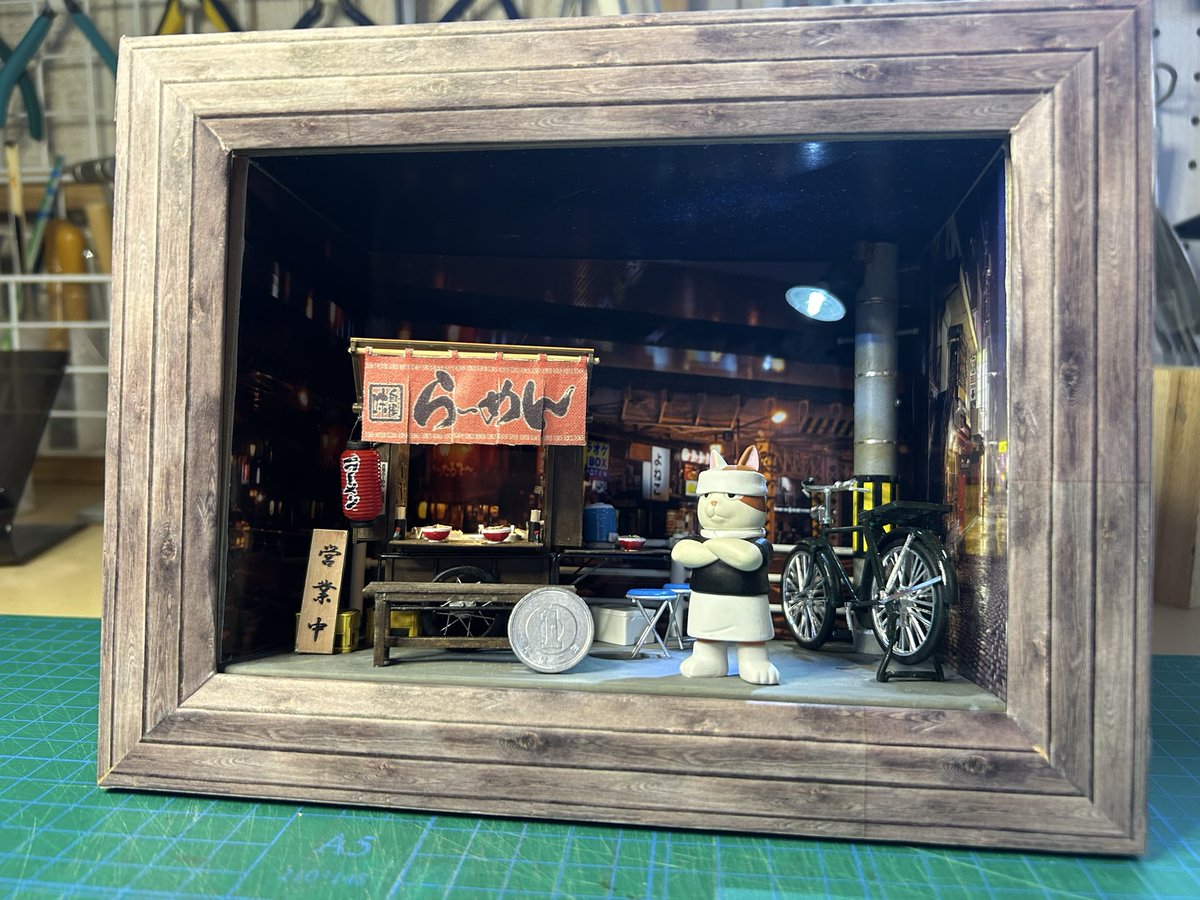 TOY_STEP1's tweet photo. 本日、完成した　久しぶりに屋台を作った　スケールは1/25 LEDも取り付けて　それなりの雰囲気ができた　ガチャガチャであった　ネコ店主も置いてみた https://t.co/Fzqd5g9uCv
