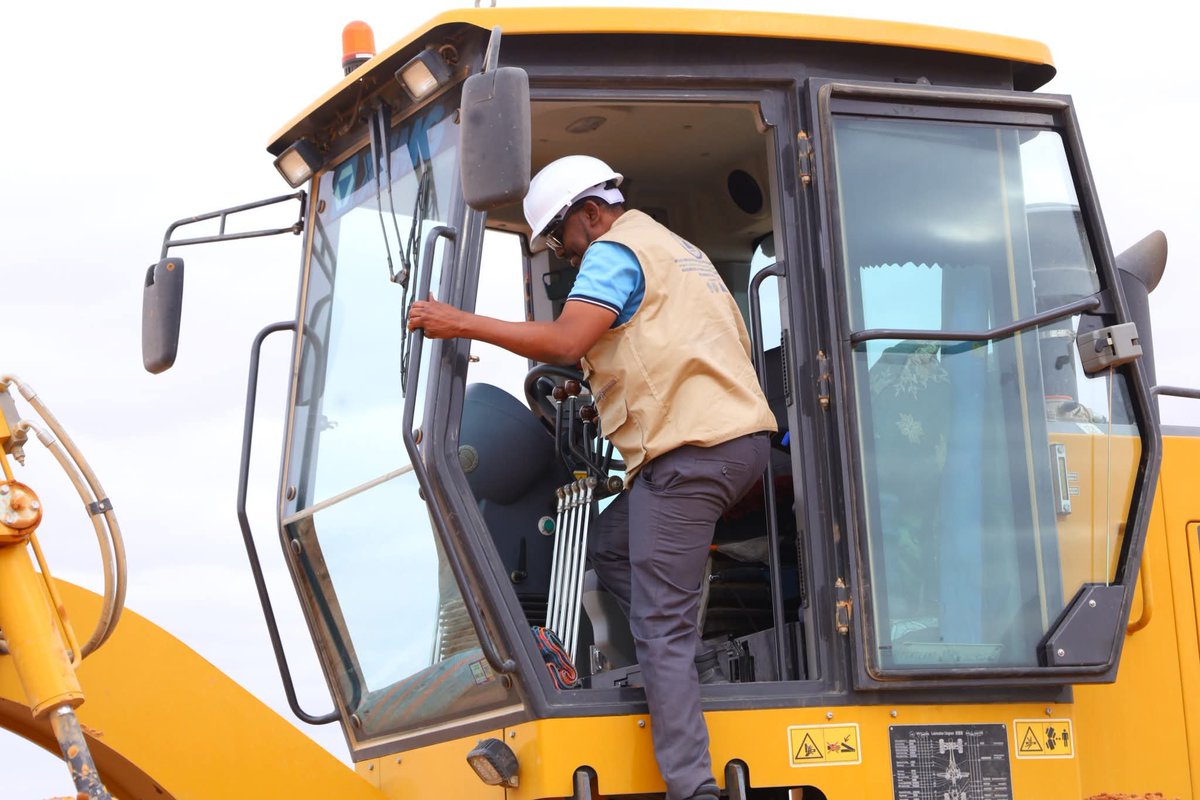 Mpwr_Somalia's tweet photo. The Director General of the Ministry of Public Works, Reconstruction and Housing of the FGS, Mr. Farah Abdinur Ahmed, today conducted a working inspection of the 60 km Dhuusamareeb–Qaradhi Road Construction Project, one of the Ministry's strategic infrastructure initiatives. https://t.co/Qgro74tzl3