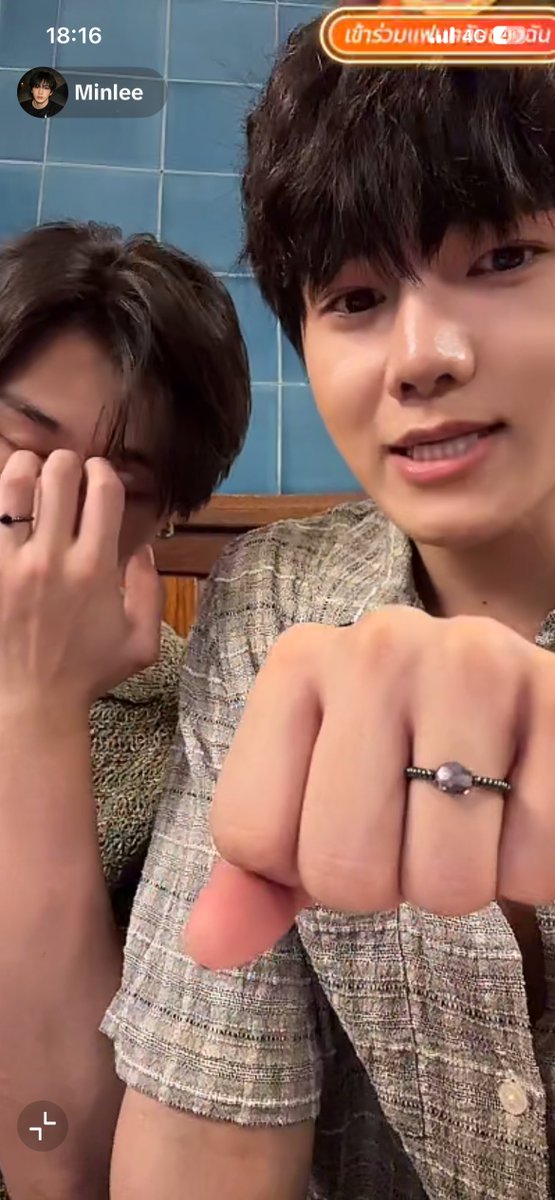 kupukuphu's tweet photo. they show off their couple rings wtf 😭 

#ToptapMinlee 
https://t.co/W4AFWZi3eo
