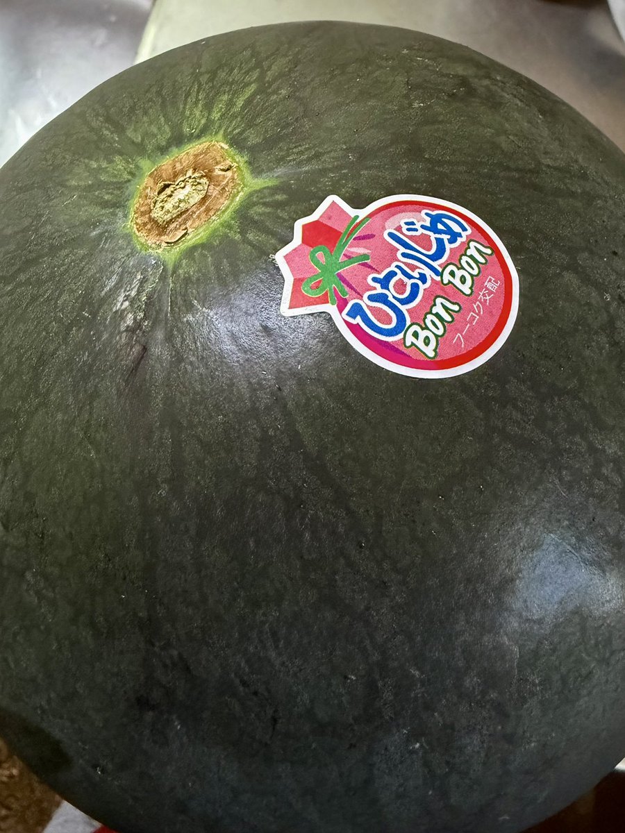mamas__garden's tweet photo. 数日前、久しぶりに丸ごとのスイカを買いました🍉
ところが涼しい日が続いてなかなかスイカの気分（？）になれず…
本日やっと包丁を入れました🔪✨

品種は「ひとりじめ」シリーズですがw
母・はぴ子とふたりでとりあえず1/4個いただきました

甘くて美味しいスイカでした🍉😋

#ひとりじめBonBon https://t.co/9pLOasdmdi