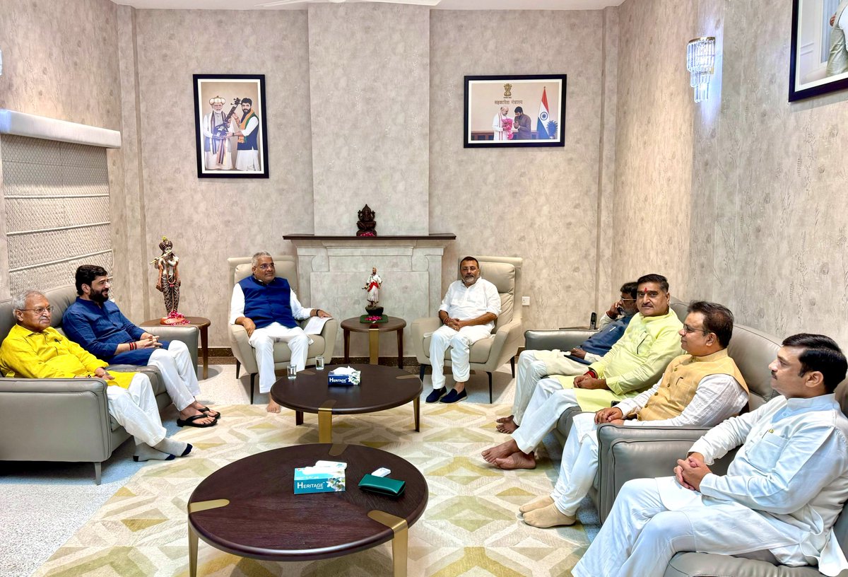mohol_murlidhar's tweet photo. एनडीए सांसदों के प्रतिनिधिमंडल की सदिच्छा भेंट!

📍 नई दिल्ली

केंद्रीय पर्यावरण, वन एवं जलवायु परिवर्तन मंत्री माननीय श्री भूपेंद्र यादव जी के नेतृत्व में एनडीए के लोकसभा सांसदों के प्रतिनिधिमंडल ने आज नई दिल्ली स्थित मेरे शासकीय आवास पर शिष्टाचार भेंट की। इस अवसर पर सभी माननीय सांसदों का स्वागत किया।

बैठक के दौरान प्रधानमंत्री माननीय श्री नरेंद्र मोदी जी के ‘विकसित भारत’ के संकल्प को साकार करने के लिए केंद्र और राज्यों के बेहतर समन्वय, जनकल्याणकारी योजनाओं के प्रभावी क्रियान्वयन, क्षेत्रीय विकास तथा जनहित से जुड़े विभिन्न समसामयिक विषयों पर सकारात्मक और सार्थक चर्चा हुई।

इस प्रतिनिधिमंडल में दिल्ली से भाजपा सांसद श्री योगेंद्र चंदोलिया जी, झारखंड से भाजपा सांसद डॉ. निशिकांत दुबे जी, कर्नाटक से भाजपा सांसद श्री जगदीश शेट्टर जी, उत्तर प्रदेश से भाजपा सांसद श्री आनंद कुमार गोंड जी, पश्चिम बंगाल से भाजपा सांसद श्री खगेन मुर्मू जी, उत्तर प्रदेश से भाजपा के राज्यसभा सांसद डॉ. लक्ष्मीकांत बाजपेयी जी, कर्नाटक से भाजपा के राज्यसभा सांसद श्री नारायणसा के. भांडगे जी, महाराष्ट्र से शिवसेना सांसद श्री संदीपान भुमरे जी, बिहार से जनता दल (यूनाइटेड) सांसद श्री कौशलेन्द्र कुमार जी, झारखंड से आजसू सांसद श्री चंद्र प्रकाश चौधरी जी, बिहार से जनता दल (यूनाइटेड) के राज्यसभा सांसद श्री संजय कुमार झा जी, तमिलनाडु से अन्नाद्रमुक के राज्यसभा सांसद श्री आई. एस. इनबदुरई जी, मध्य प्रदेश से भाजपा के राज्यसभा सांसद श्री रजनीश अग्रवाल जी, पश्चिम बंगाल से एनसीपी (आई) सांसद श्रीमती शताब्दी रॉय जी, आंध्र प्रदेश से तेलुगु देशम पार्टी के राज्यसभा सांसद श्री मस्तान राव यादव बीधा जी, उत्तर प्रदेश से भाजपा सांसद श्री सतीश कुमार गौतम जी तथा श्री शिवशक्ति दास बक्शी जी शामिल थे।

सभी माननीय सांसदों के साथ आत्मीय संवाद हुआ। उनके सुझावों एवं अनुभवों का लाभ देशहित और जनसेवा के कार्यों में निश्चित रूप से मिलेगा।

#NewDelhi #NDA #BhupenderYadav #ViksitBharat #BJP 

@narendramodi 
@PMOIndia 
@AmitShah 
@NitinNabin 
@blsanthosh 
@BJP4India 

@byadavbjp 
@yogenderchando1 
@nishikant_dubey 
@JagadishShettar 
@khagen_murmu 
@SandipanBhumare 
@LKBajpaiBJP