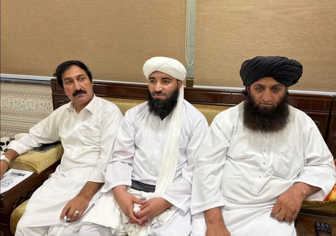 DrAmjadAliSwat's tweet photo. پشاور: امیر جےیوآئی خیبرپختونخوا سینیٹر مولانا عطاء الرحمان صاحب کے زیر صدارت صوبائی مجلس عاملہ کا اہم اجلاس مفتی محمود مرکز میں جاری،

#JUIDigitalMediaKP https://t.co/yJJRnZ28og