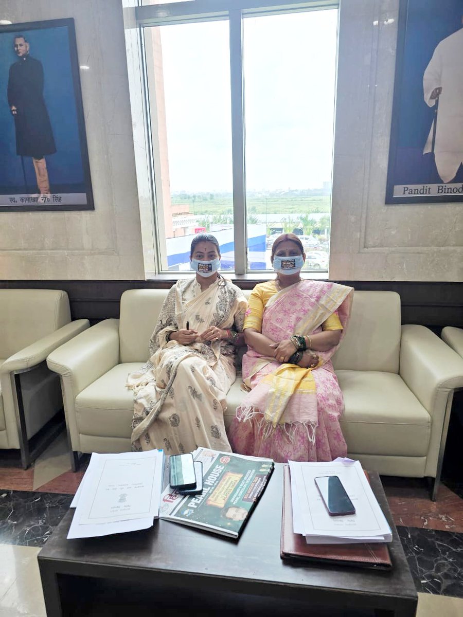 purnimasahubjp's tweet photo. 📍 झारखंड विधानसभा | षष्ठम (मानसून) सत्र

आज से झारखंड विधानसभा का षष्ठम (मानसून) सत्र प्रारंभ हो गया है, जो 6 अगस्त से 12 अगस्त तक आयोजित होगा। सत्र के प्रथम दिन विधानसभा पहुंचकर कार्यवाही में सहभागिता की।

जमशेदपुर पूर्व विधानसभा क्षेत्र की जनता की अपेक्षाओं एवं विश्वास का प्रतिनिधित्व करते हुए सड़क, पेयजल, शिक्षा, स्वास्थ्य, आधारभूत संरचना, पुनर्वास समेत क्षेत्र के विकास एवं जनहित से जुड़े महत्वपूर्ण विषयों को सदन में प्रभावी ढंग से उठाने के लिए शामिल हुई। मेरा सतत प्रयास रहेगा कि जमशेदपुर पूर्व विधानसभा के प्रत्येक नागरिक की आवाज़ विधानसभा तक पहुंचे और क्षेत्र के सर्वांगीण विकास के लिए आवश्यक योजनाओं एवं उनकी मांगों को मजबूती के साथ रखा जाए।

इससे पहले, सत्र के प्रथम दिन नेता प्रतिपक्ष आदरणीय श्री @yourBabulal जी के नेतृत्व में जेपीएससी- जेएसएससी भर्ती प्रक्रियाओं में अनियमितताओं, नियुक्तियों में देरी एवं युवाओं के साथ हो रहे अन्याय के विरोध में "नौकरी के दुश्मन" लिखे मास्क पहनकर कांग्रेस समर्थित हेमंत सोरेन सरकार के खिलाफ लोकतांत्रिक विरोध दर्ज कराई।

#JharkhandVidhansabha #MonsoonSession #JPSC #JSSC 
@BJP4India @NitinNabin
@BJP4Jharkhand @AdityaPdSahu