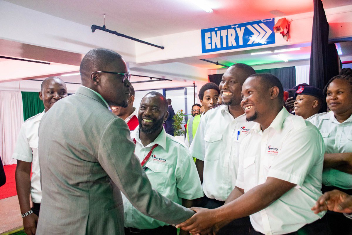 EMS_Kenya's tweet photo. It was our privilege to host H.E. @SakajaJohnson as he engaged with the E-Plus Ambulance Services team during yesterday's launch of the SHA National Ambulance Dispatch Centre.
Lets improve our emergency response care.
👊👊
#EPlusKenya #TimeIsLife #SHA #ems https://t.co/eRDpnr57yA