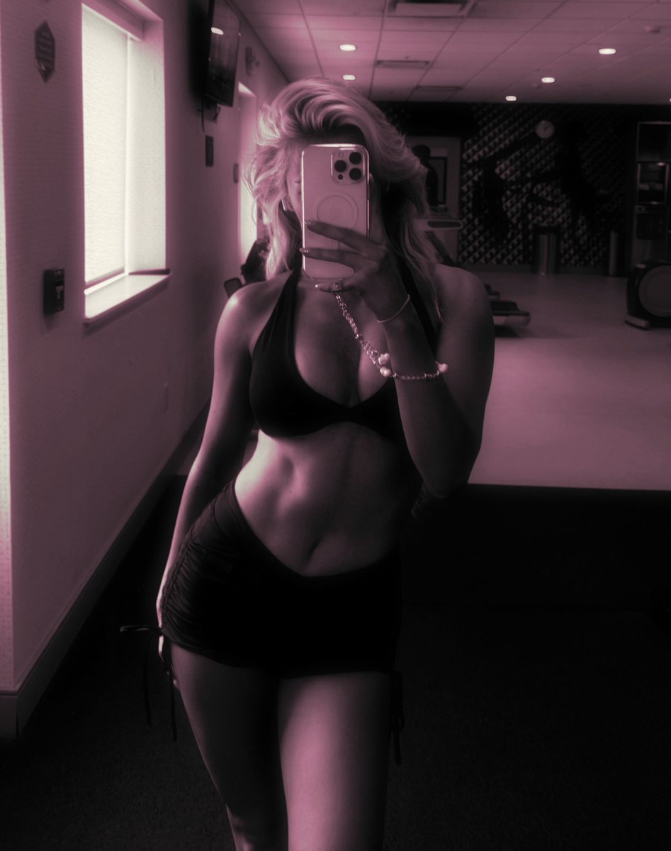 GLAMORIZEDLIFE's tweet photo. morning called for a workout session.  🫦 https://t.co/UgRZyr2OSo