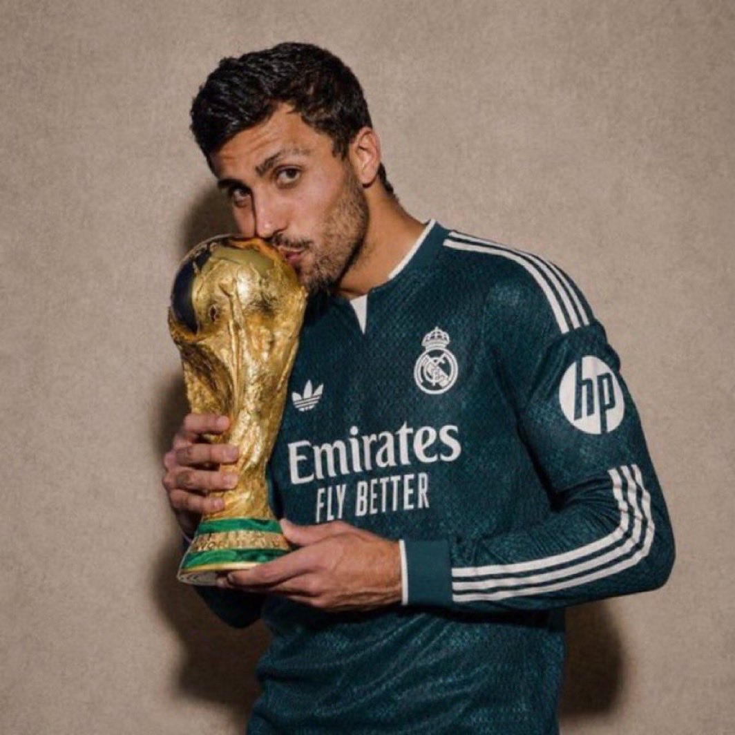 Mohd77894's tweet photo. @Alexis_RH_ Rodri is Madridista 🕰️ Time🤍 https://t.co/6gOieHtHaD