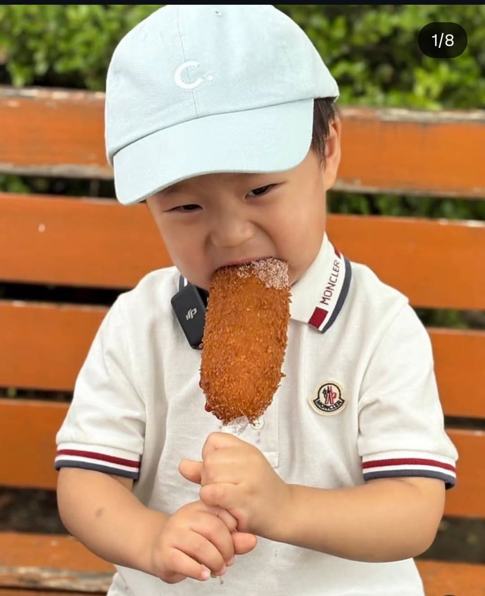 afiah83's tweet photo. Jungwoo be like akan kuhadapi kerasnya dunia tp bentar aku makan corndog dulu https://t.co/FBdC1E9ApK