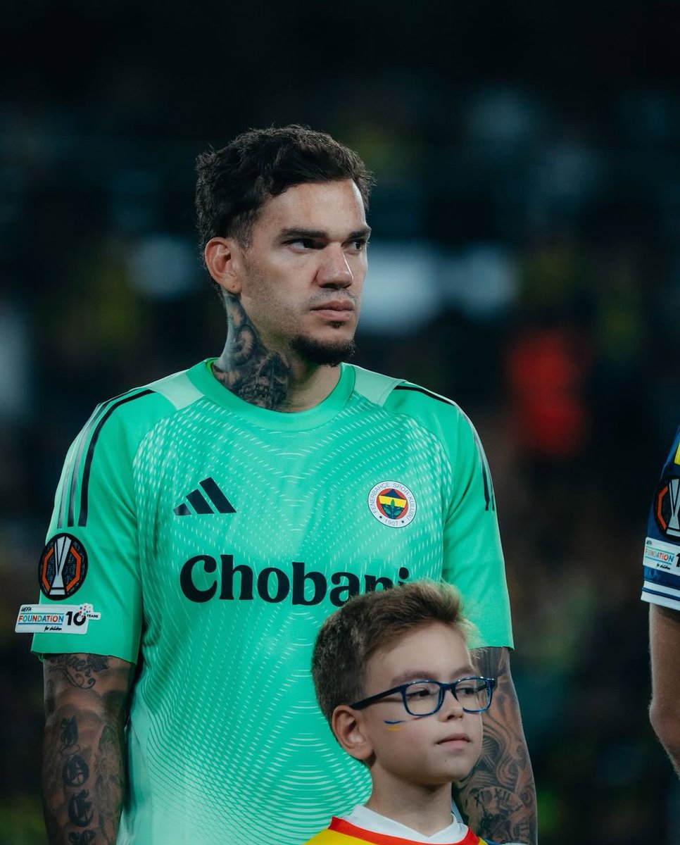 yescontextfb's tweet photo. 🚨 “Fenerbahçe ve Juventus, Ederson için görüşmelere başladı!

Fenerbahçe 25M € bonservis bedeli istiyor!”

📰 A Bola https://t.co/7Cc3SDLQ2N