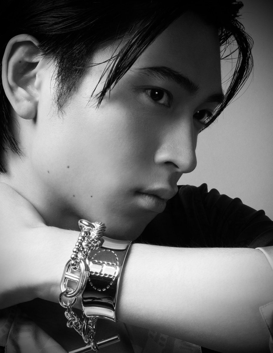 sasaguchi_photo's tweet photo. 写真家のつぶやき　照明比

AERA Style Magazine Web公開中

俳優庄司浩平が纏うジュエリー

モノクロームになると、なぜか色気が増して、カラーよりも想像力で鑑賞できることもあります。

写真のお話を少し。。。

陰影をつけると、より立体的に見えて、このレンブラントライティングは、私も個人的に好きなライティングです。

明るい部分と、暗い部分の明るさの違いを「照明比」と呼びます。

明るさの違いを露出計で測るのですが、明るい部分と暗いところの差が2倍の場合、「照明比1:2」と言います。

今回の庄司浩平君の撮影の場合は、かなり明暗をつけてるので、照明比は1：16くらいです。

男性を男らしく陰影をつける場合は、これくらいの照明比を使うことが多いです。

写真を観た人が、
一瞬止まって眺めたくなる、
そんな写真を作っていきたいと思います。

@Aerastylemag 
#庄司浩平 
#写真家のつぶやき 
#照明比