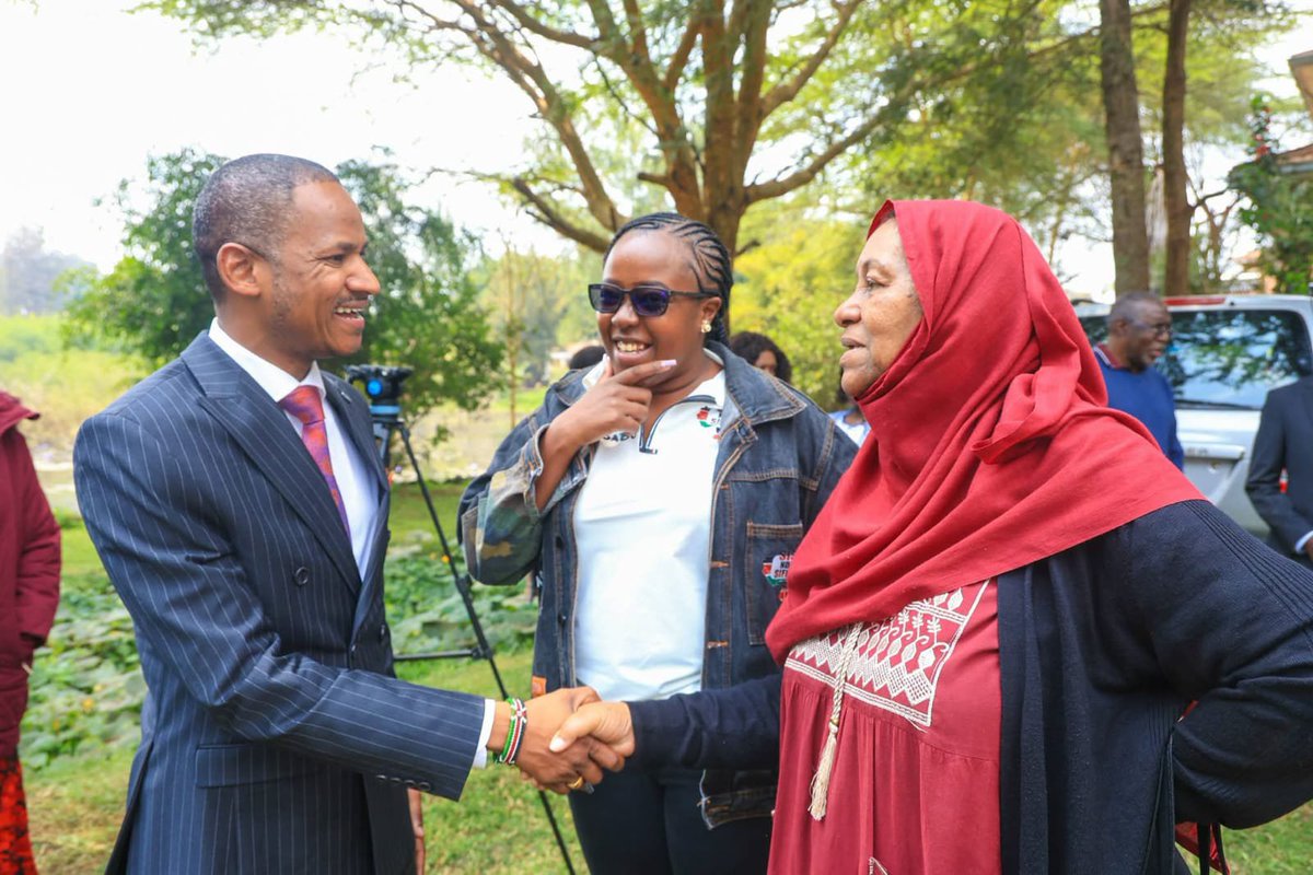 sirglickson's tweet photo. This is what people-centered leadership looks like.
Standing with residents.
Protecting public land.
Defending the environment.
Putting wananchi first.

Incoming Nairobi Governor @HEBabuOwino
Babu Kwa Sababu

#RundaLandGrab https://t.co/COtQk7yfgc