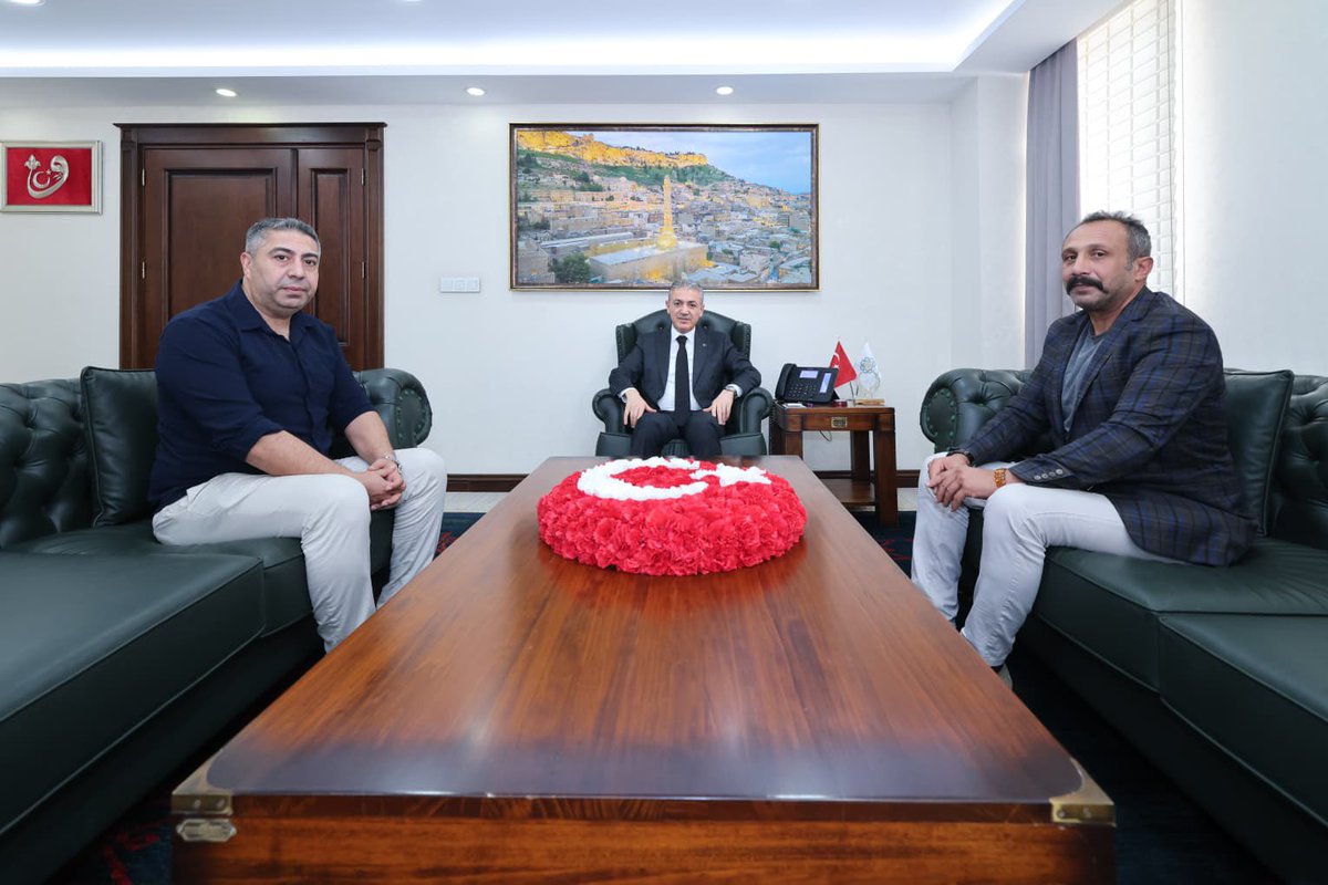 Mardin_Valiligi's tweet photo. Valimiz Sayın @tuncay_akkoyun ; 
➡️ Mardin Kanaat Önderleri Dernek Başkanı Mehmet Şakir Öngüç ile Başkan Yardımcısı Turan Tunç'u,
➡️ Mardin - Elazığlılar Dernek Başkanı Muhlis Yalçın ile Yönetim Kurulu Üyesi Serdar Sarıtop'u Valilik Makamında ağırladı.

@iletisim 
@TC_icisleri https://t.co/E2CH2YH6Wa