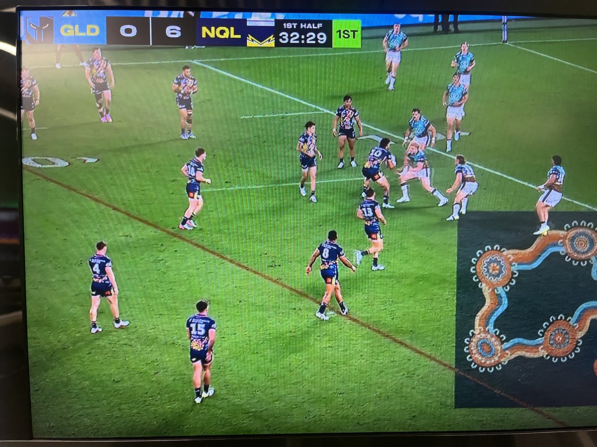 ReginaldPizza's tweet photo. 1/10 jumper rating for tonight’s clash between the Titans and Cowboys. 

I am f*cking flabbergasted.

How do we have two teams wear the opposite teams exact colours in the same match? How can one possibly tell who’s winning? Look at the scoreboard colours!

#NRLTitansCowboys https://t.co/dDGUo59LdR