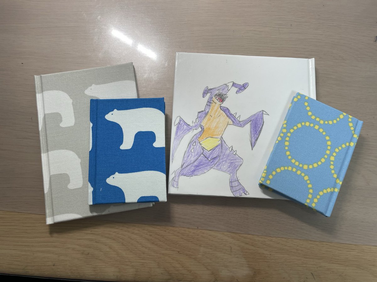 nobuko_ia's tweet photo. 清美堂さんの工場見学、参加してきました！
たっぷり一時間半の見学と、ノート作りワークショップ、わたしも楽しかったし、息子たちふたりもとても楽しかったと😊

▼ワークショップで作ったノートと、キットを買って帰って早々に作ったノート（難易度⭐︎5のキットはまだ作っていない） https://t.co/GkkB8qrGEb