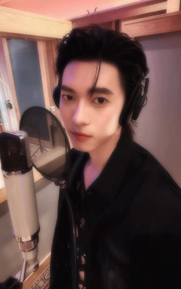 ppoohktlover's tweet photo. Pooh really looking so good while recording with this outfit. it's actually unfair🫠

#ppoohkt @ppoohkt https://t.co/yKbcnfSagG